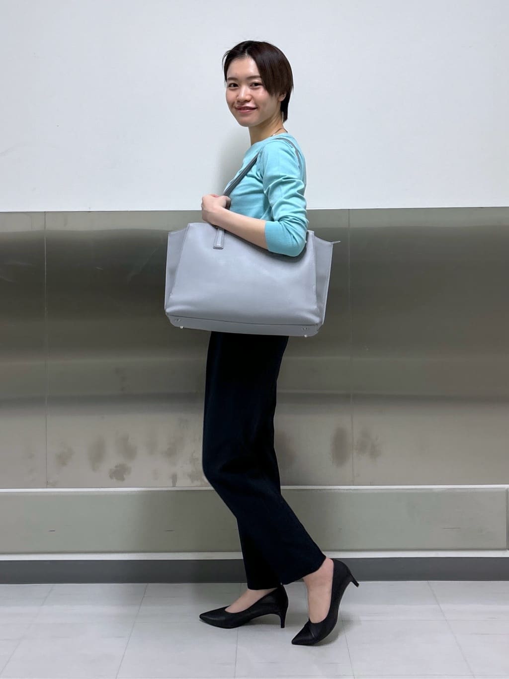 kanaeさんの「INDIVI｜【洗える／UVケア／スーツ】ストレッチタックテーパードパンツ」を使ったコーディネート