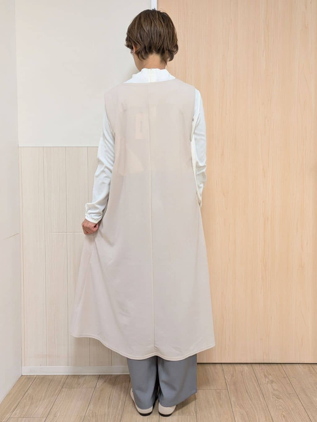 YuAさんの「SHOO･LA･RUE｜◆【洗える】フレアラインが美しい サラっと着られる Vネックジャンドレ」を使ったコーディネート