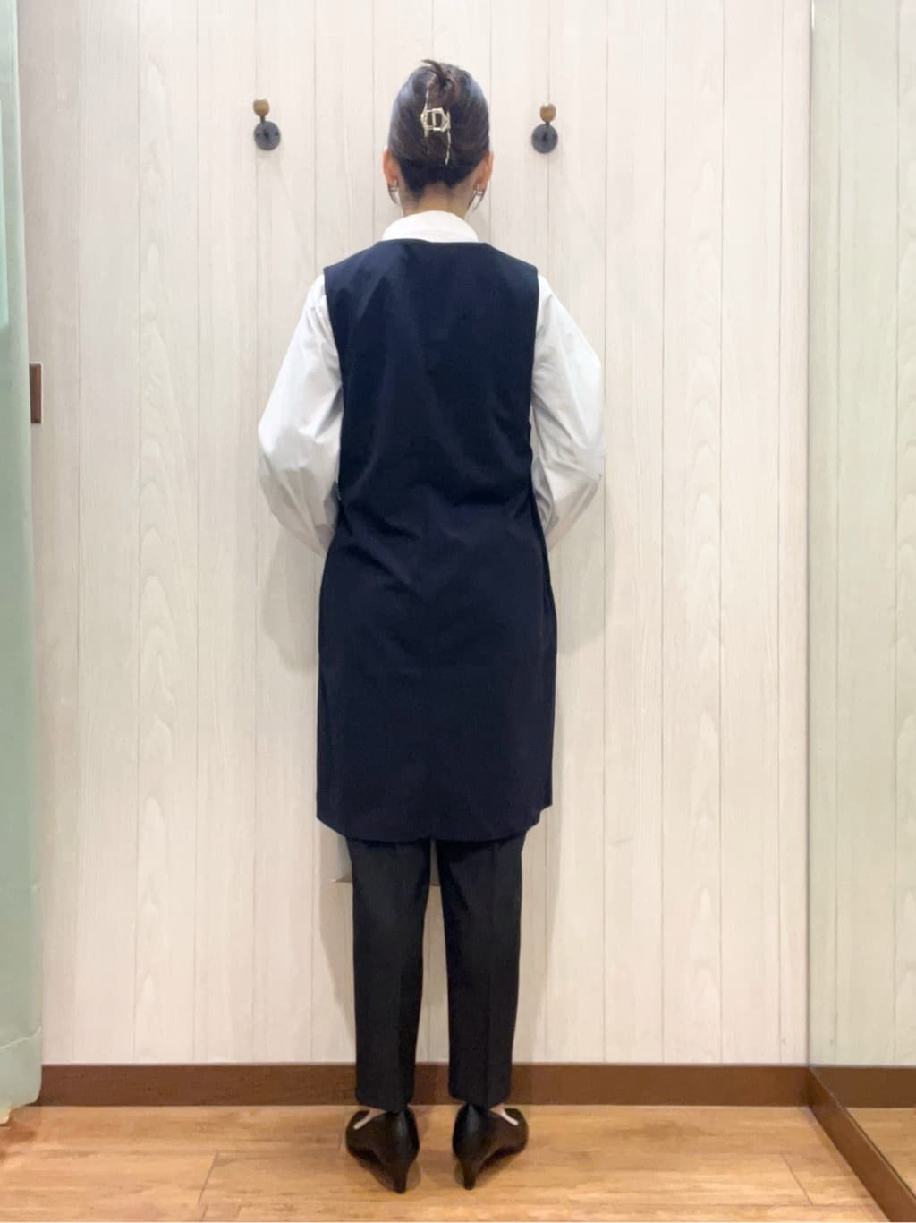 カンチャンさんの「SHOO･LA･RUE｜◆【通勤/セレモニー】Vカットデザインで足が美しく見える ベーシック5cmパンプス」を使ったコーディネート