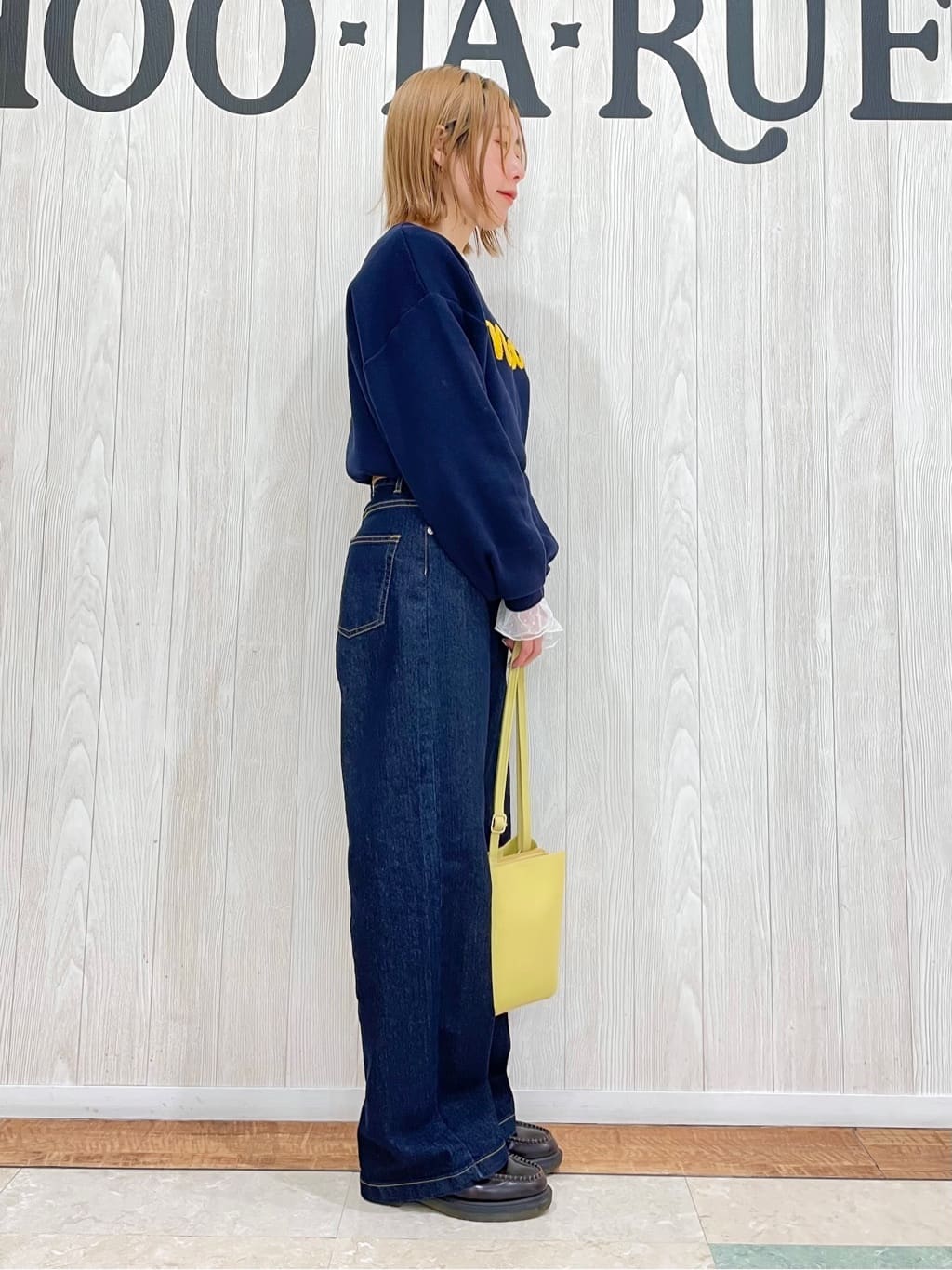 うずまきさんの「SHOO･LA･RUE｜◆【洗える/S-LL/ちくちくしにくい】大人のための ロゴ入りスウェットライクニット」を使ったコーディネート