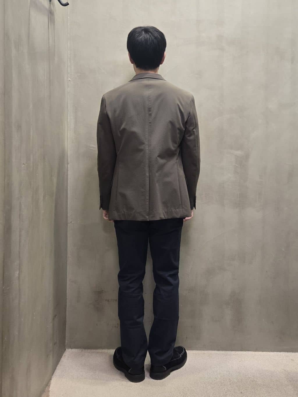 白木駆さんの「TAKEO KIKUCHI｜【Made in JAPAN】播州織 ヘリンボン ストレート パンツ」を使ったコーディネート