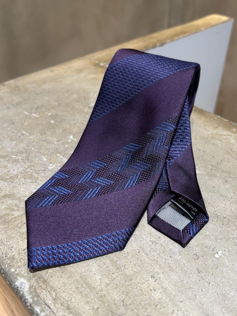 コウノ モトヤさんの「TAKEO KIKUCHI｜◆【Made in JAPAN】矢絣（やがすり）フィラメントシルク ネクタイ」を使ったコーディネート