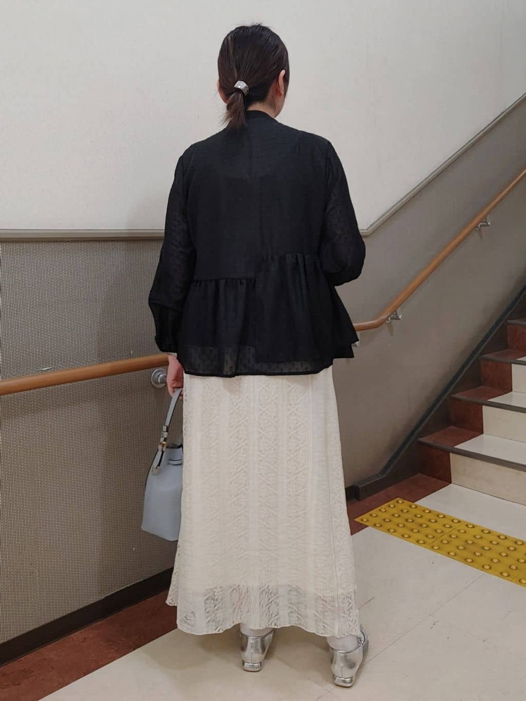 rokoさんの「THE SHOP TK｜◆【ONOFF活躍/セレモニー/通勤】カットジャカードペプラムブラウス/洗える」を使ったコーディネート