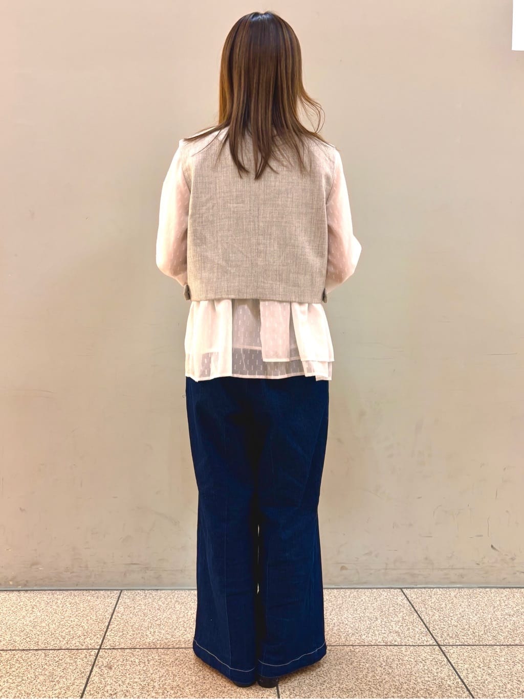 HaNeさんの「THE SHOP TK｜◆【セットアップ可／ONOFF活躍】カルゼショートジレ／洗える」を使ったコーディネート