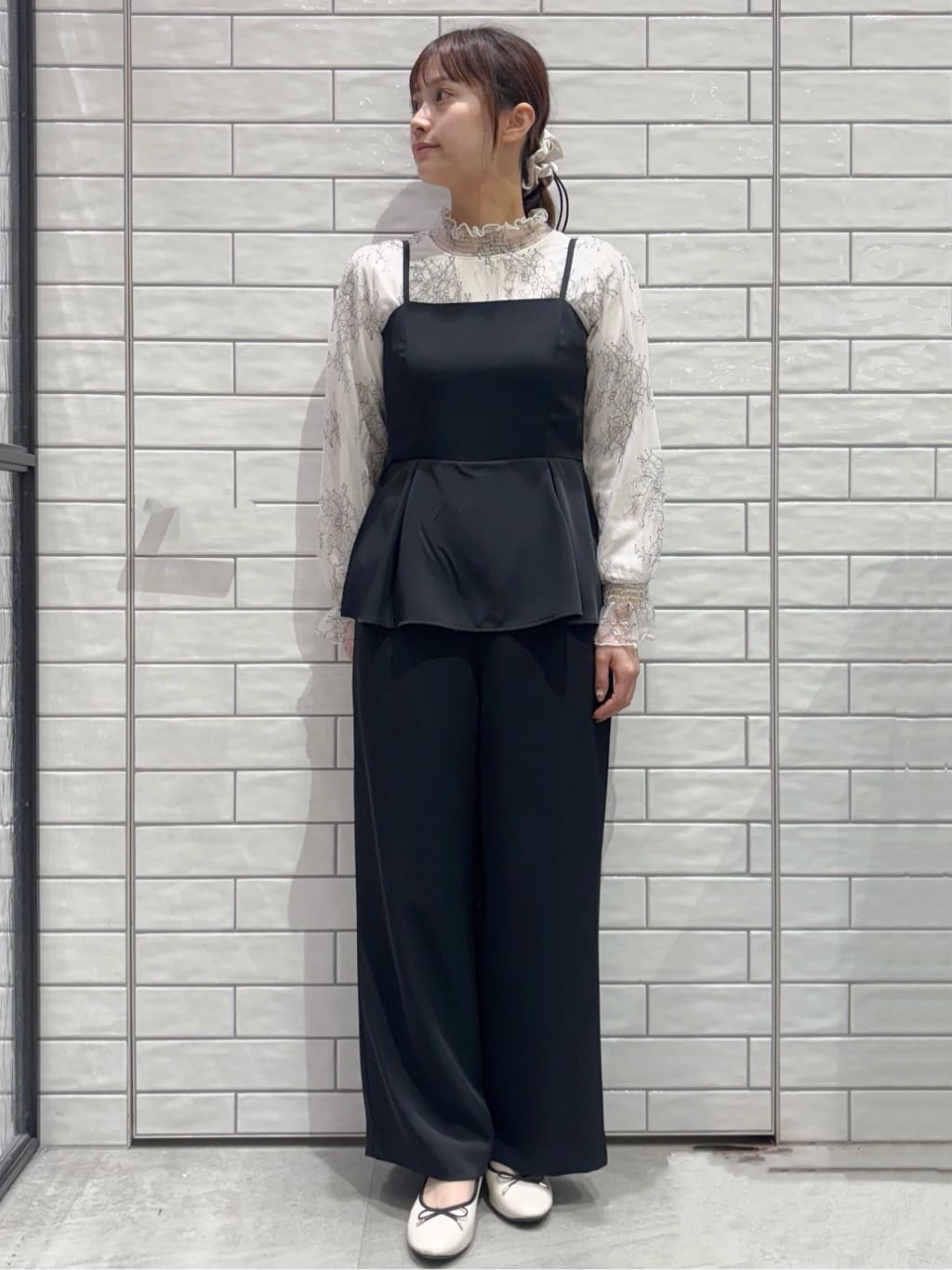 ranさんの「OPAQUE.CLIP｜◆シャーリング総レーストップス【洗濯機洗い可】」を使ったコーディネート