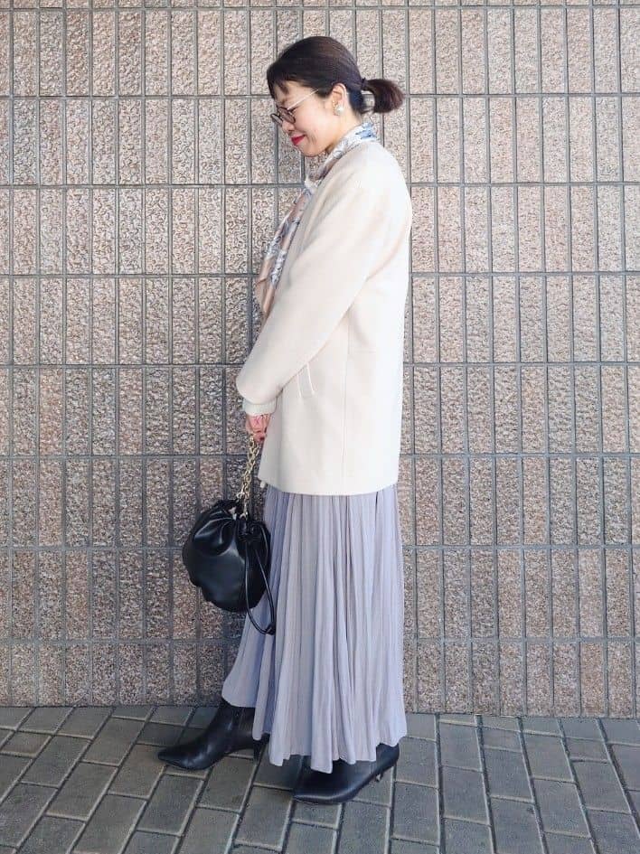 MUTSUKOさんの「UNTITLED｜【手洗い／88cm正方形】エンブレムプリントスカーフ」を使ったコーディネート