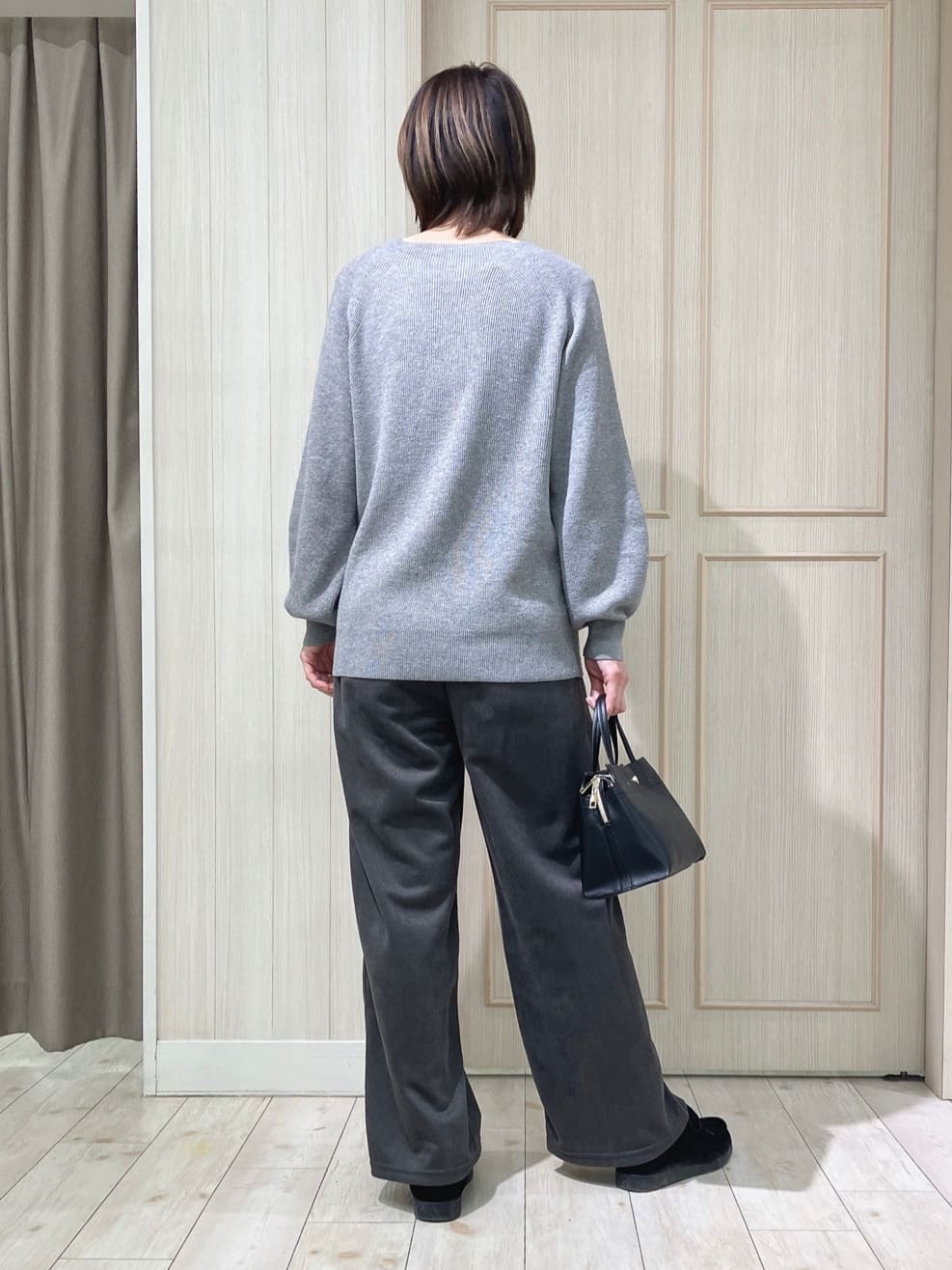 Turnerさんの「SHOO･LA･RUE｜◆【S-LL/洗える】きらっとラメが華やか 肩金ボタンニット」を使ったコーディネート