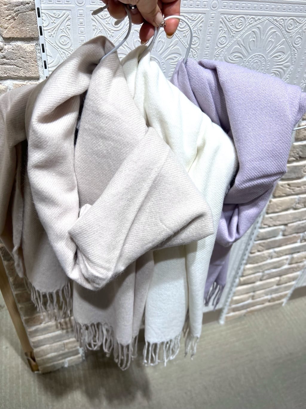 yumiさんの「ESPERANZA｜洗えるシンプルカラーストール 累計販売約5000枚【防寒／マフラー／無地／ギフト】」を使ったコーディネート