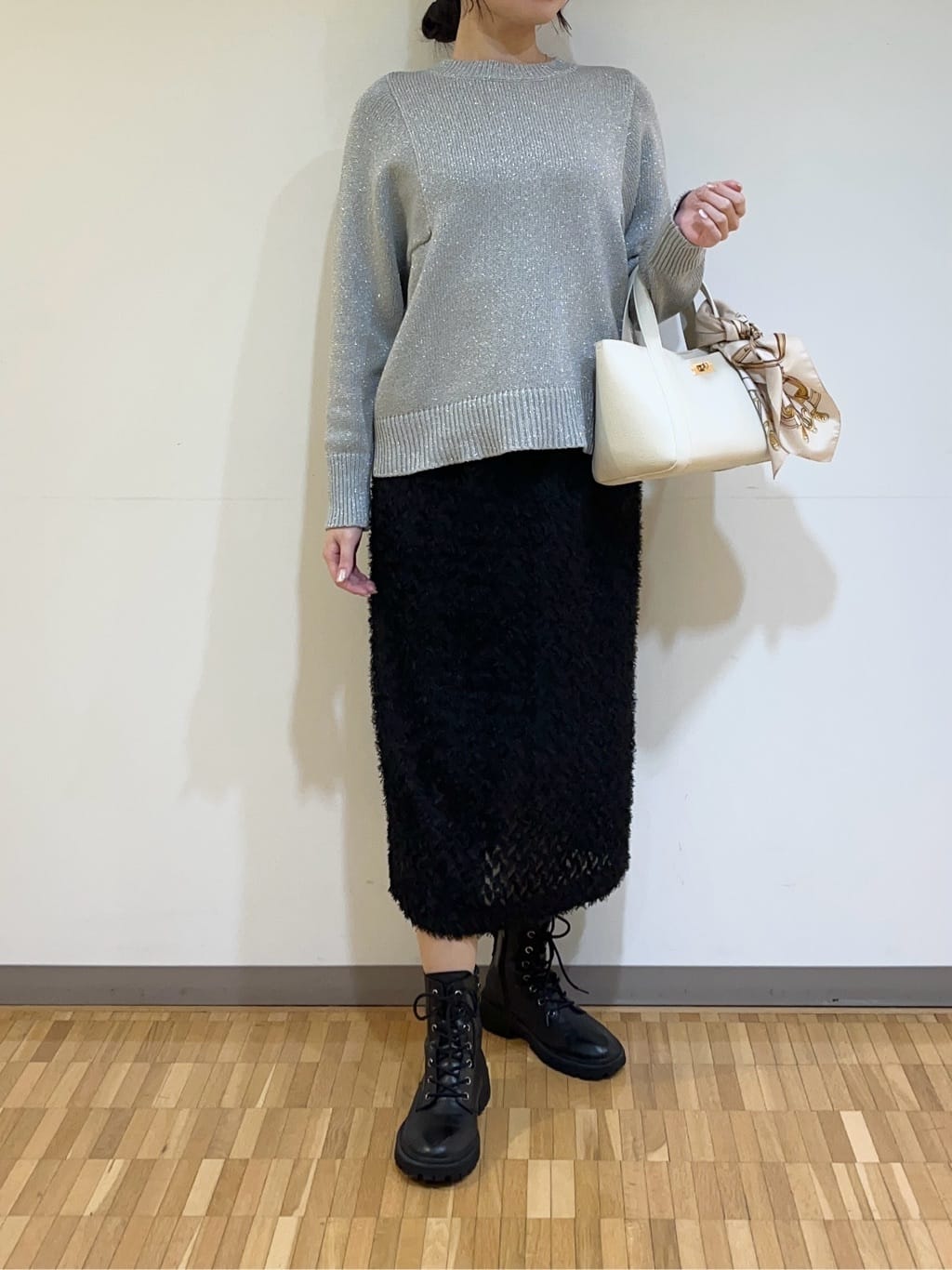 アイナさんの「UNTITLED｜【手洗い／58cm正方形】ベルトプリントスカーフ」を使ったコーディネート
