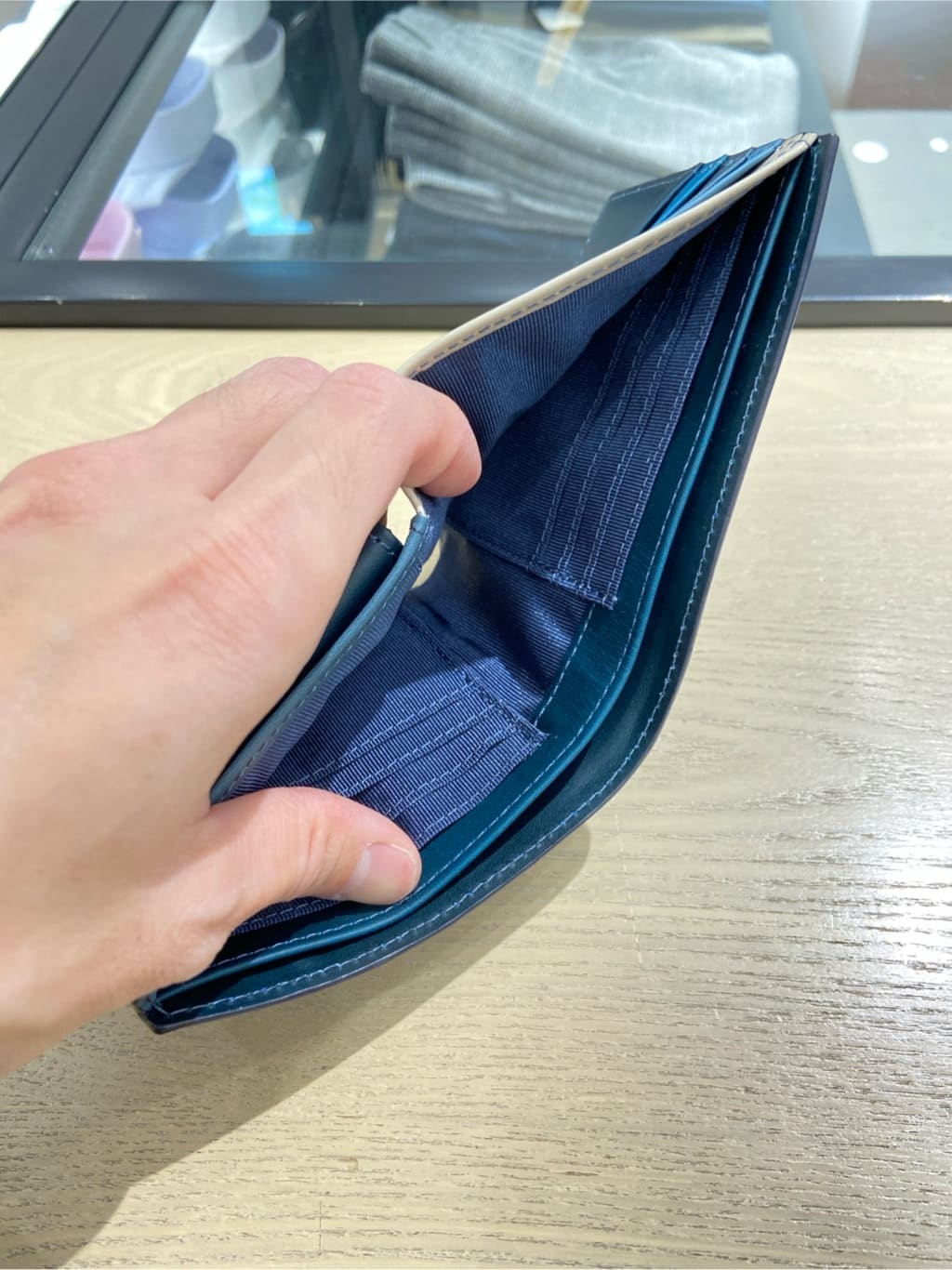 わいずみさんの「TAKEO KIKUCHI｜アンティーク調レザー 2つ折り財布」を使ったコーディネート