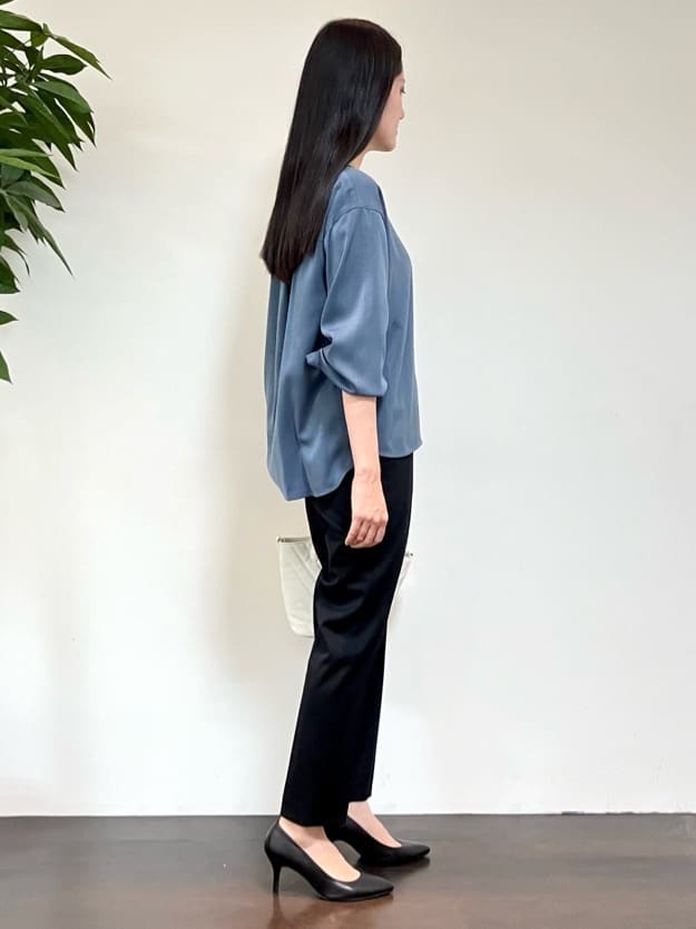 カレンさんの「UNTITLED｜【洗える通勤スーツ】レジェールギャバ ストレッチテーパードパンツ」を使ったコーディネート