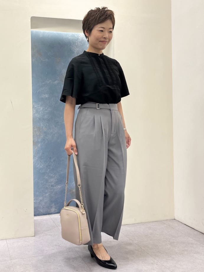 シュウコさんの「grove｜【ふわっと心地よい足入れ】やわここち(R)Vカットパンプス」を使ったコーディネート