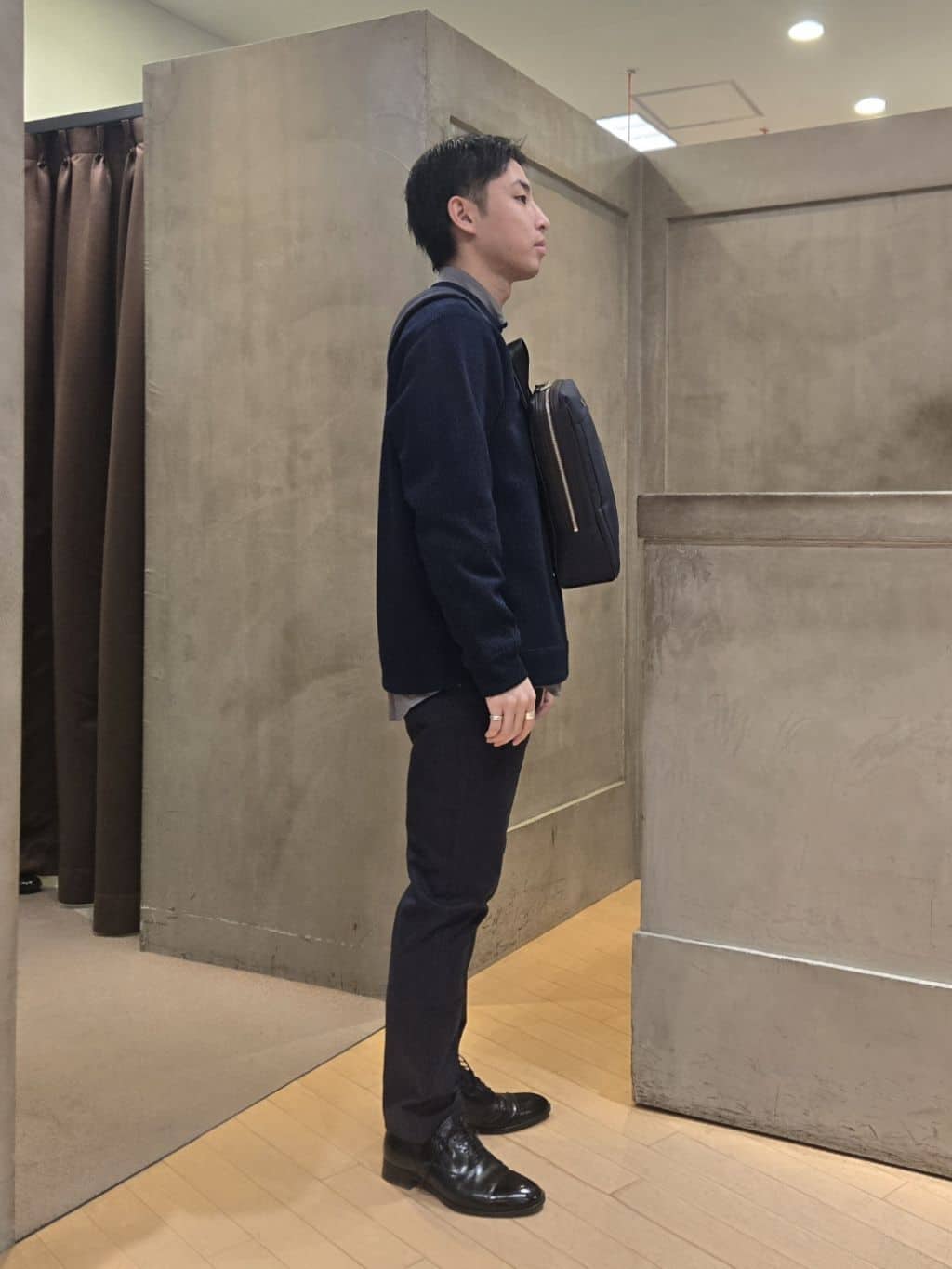 白木駆さんの「TAKEO KIKUCHI｜【全7サイズ&times;8色展開！】トップマルチヘリンボン パンツ」を使ったコーディネート