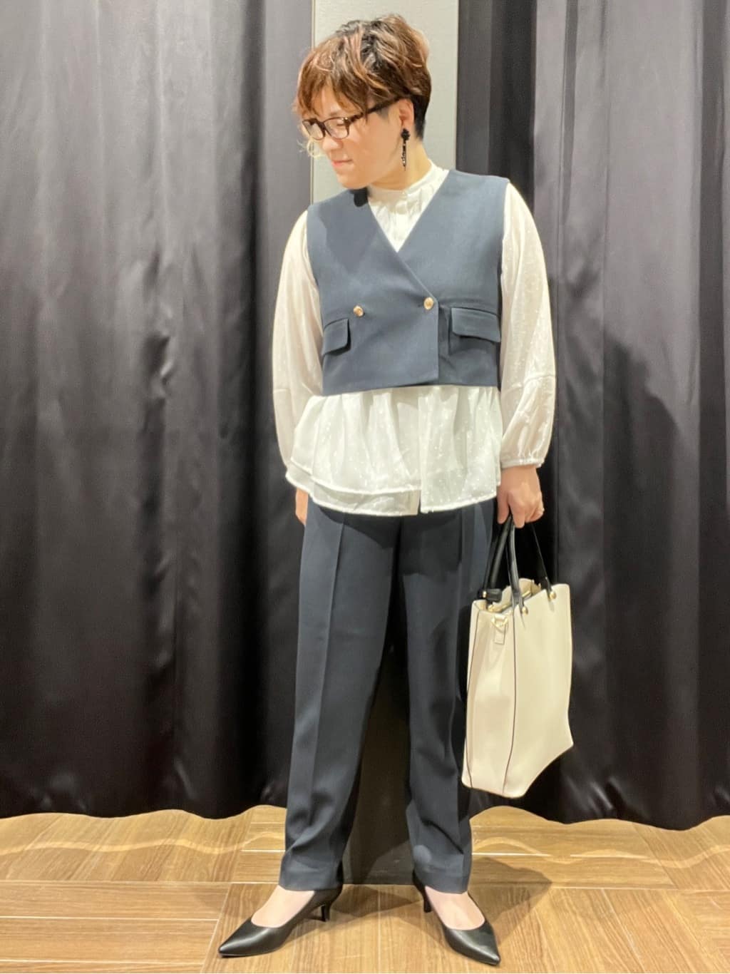 OKMKさんの「THE SHOP TK｜◆【セットアップ可／ONOFF活躍】カルゼショートジレ／洗える」を使ったコーディネート