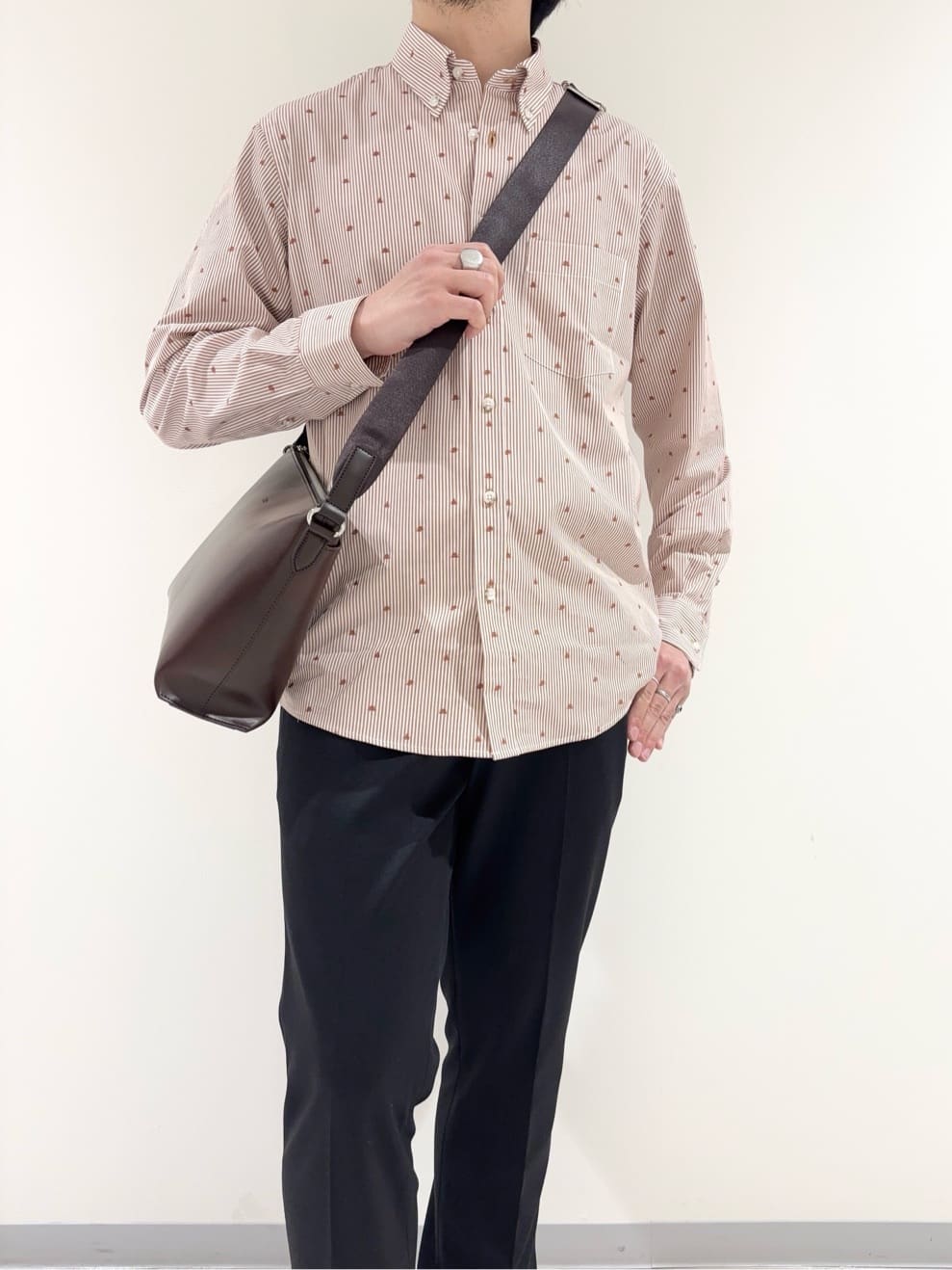 及川さんの「TAKEO KIKUCHI｜ハットモチーフ ジャカード ストライプ シャツ」を使ったコーディネート