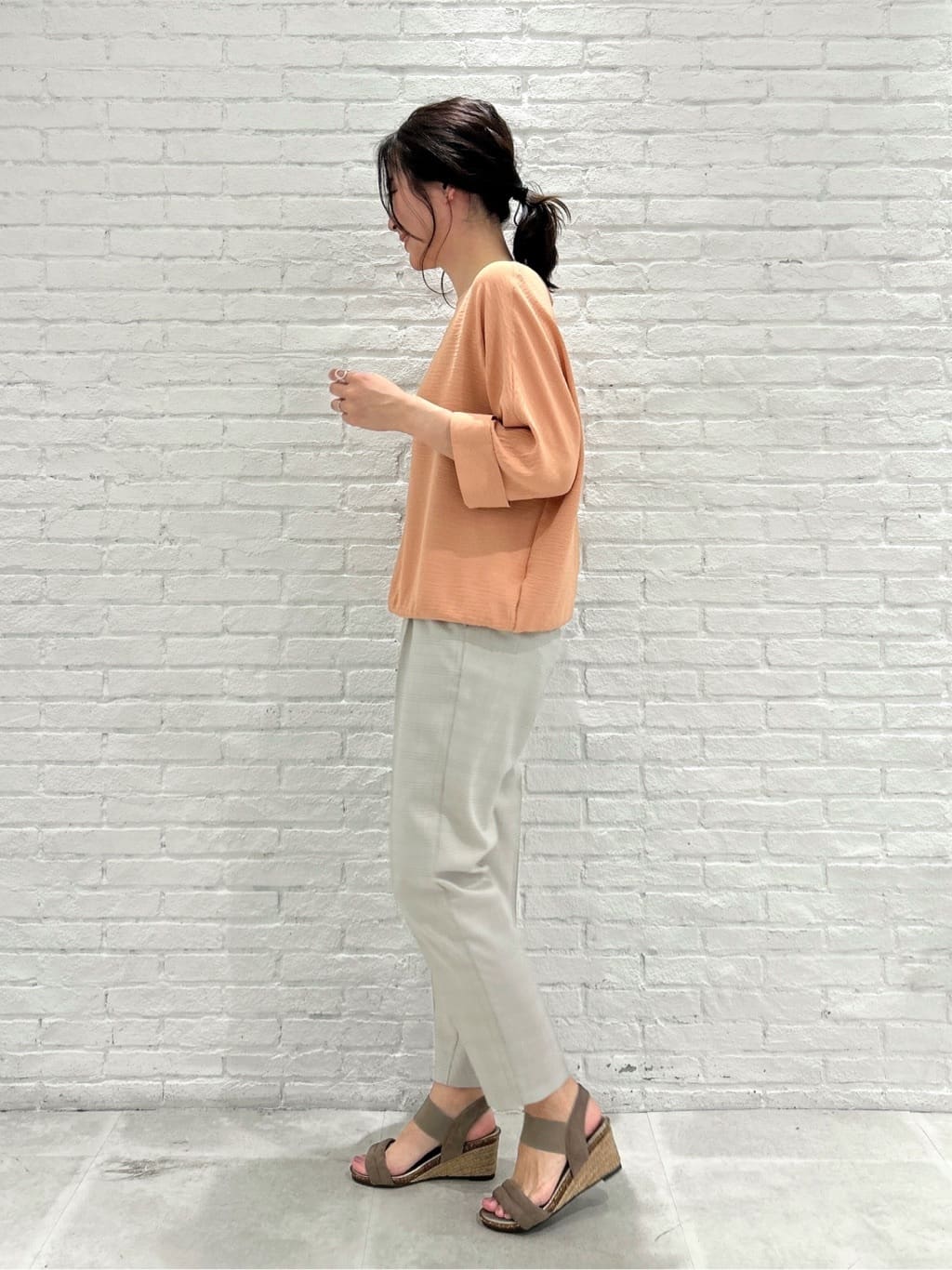 shinoさんの「SHOO･LA･RUE｜【洗える/SS-3L】すっきりキレイにかっこよく 大人のテーパードパンツ」を使ったコーディネート