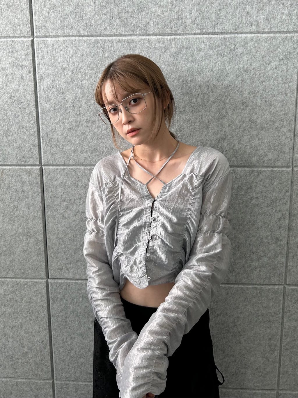 erikaさんの「CODE A｜gathered shiny blouse」を使ったコーディネート