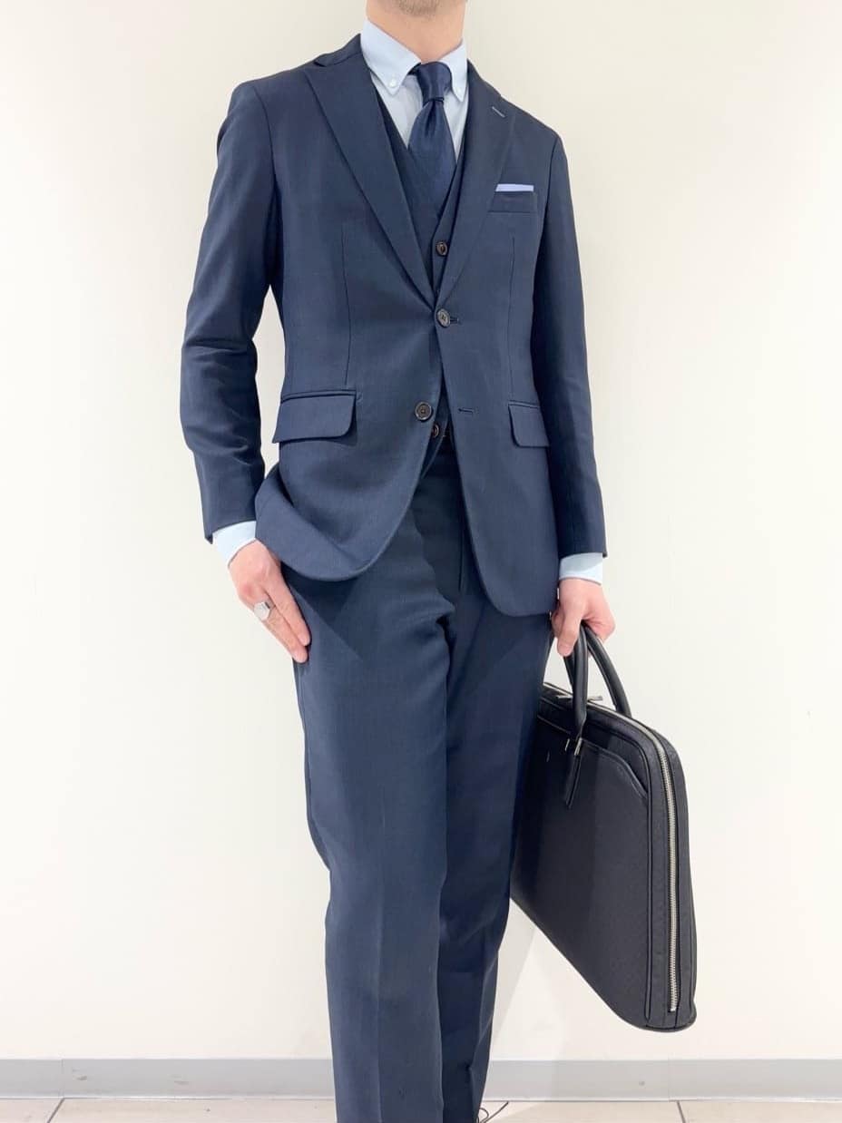 及川さんの「TAKEO KIKUCHI｜【Three by Three】シャイニーシャークピンヘッド スーツ/3ピース対応可」を使ったコーディネート