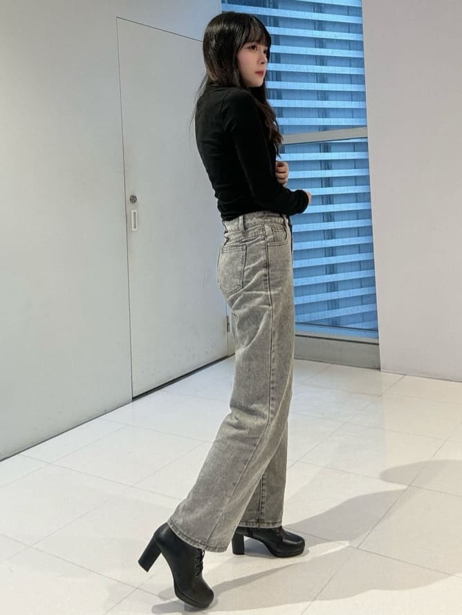 HUANG WEI HSUANさんの「ESPERANZA｜アーモンドトゥレースアップ厚底ショートブーツ」を使ったコーディネート