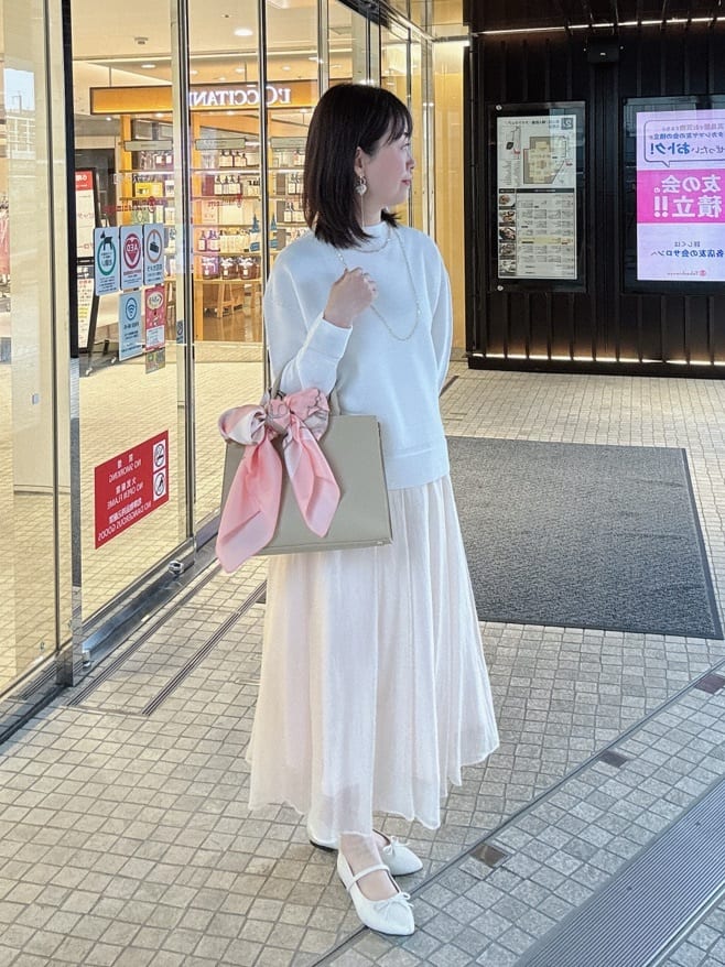 makiさんの「UNTITLED｜【手洗い／88cm正方形】バイカラーハーネススカーフ」を使ったコーディネート