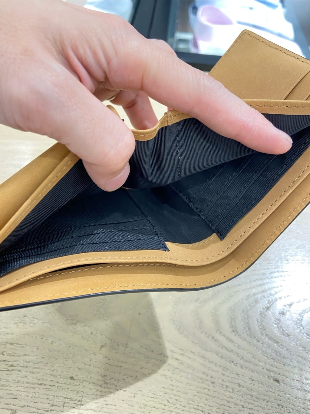 わいずみさんの「TAKEO KIKUCHI｜【ソフト＆ナチュラル】ミニメッシュ レザー 2つ折り財布」を使ったコーディネート