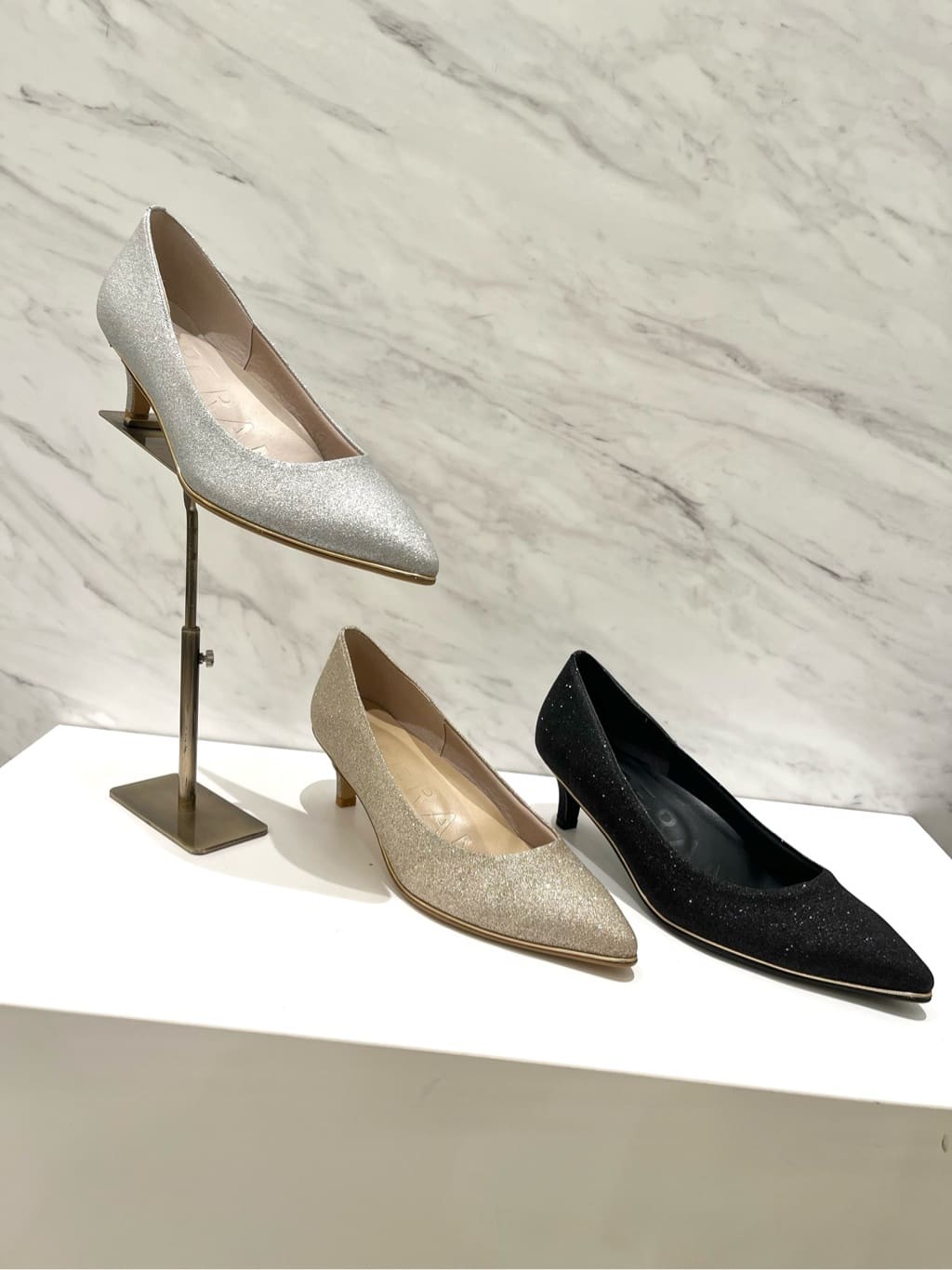RISAさんの「ESPERANZA｜履きやすいパンプスヒール約5.5cm/グリッター」を使ったコーディネート