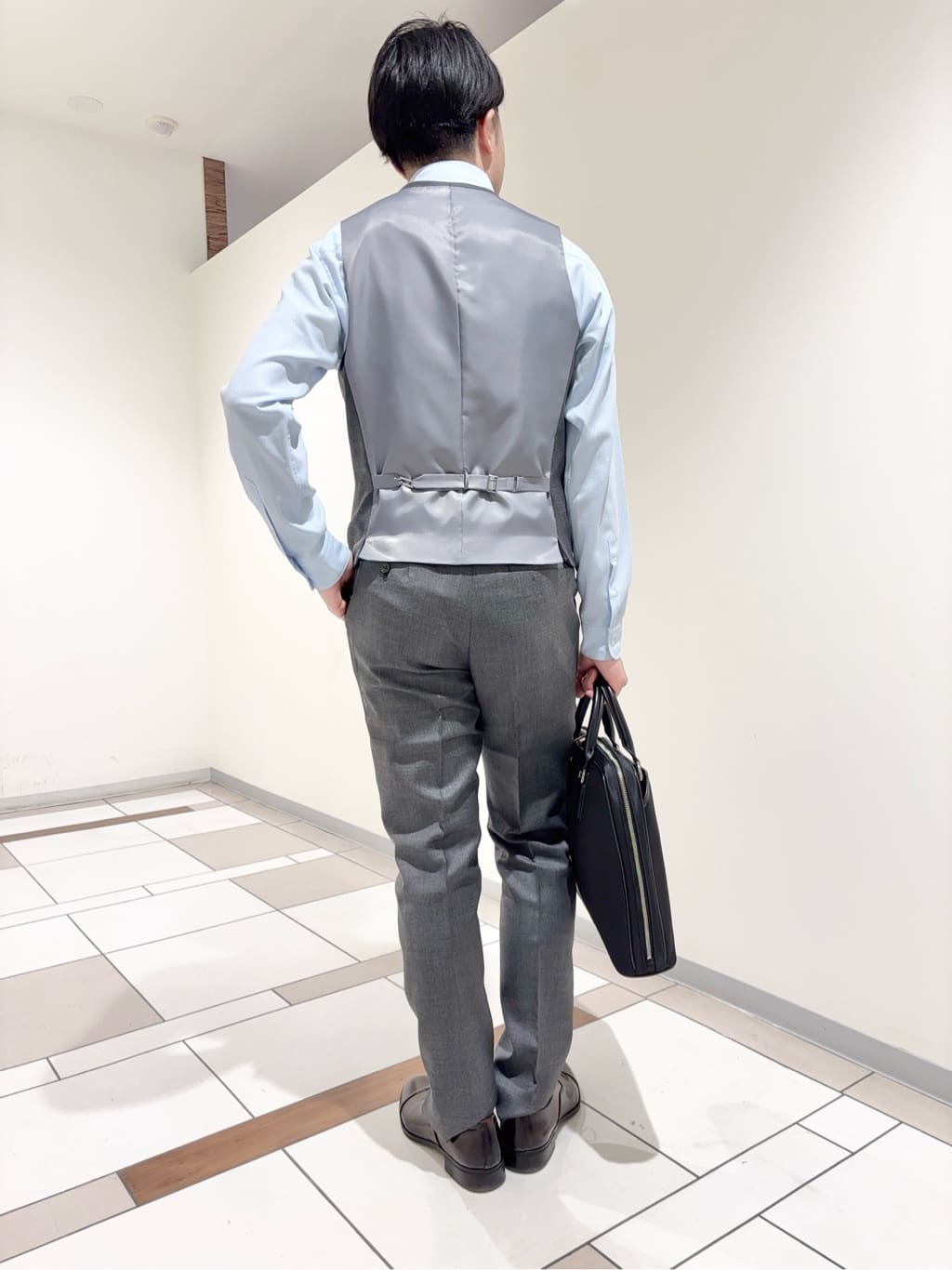 及川さんの「TAKEO KIKUCHI｜【Three by Three】シャイニーシャークピンヘッド ベスト / 3ピース対応」を使ったコーディネート