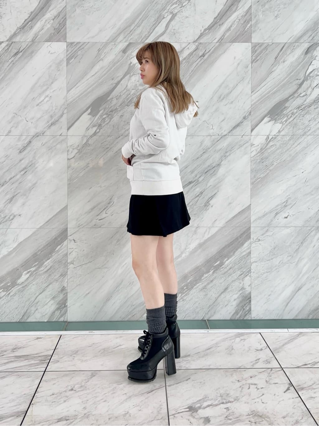 ayaさんの「ESPERANZA｜【ラク盛り／ショートブーツ】リピーター続出／脚長美脚　厚底メッシュスポーティーショートブーツ」を使ったコーディネート