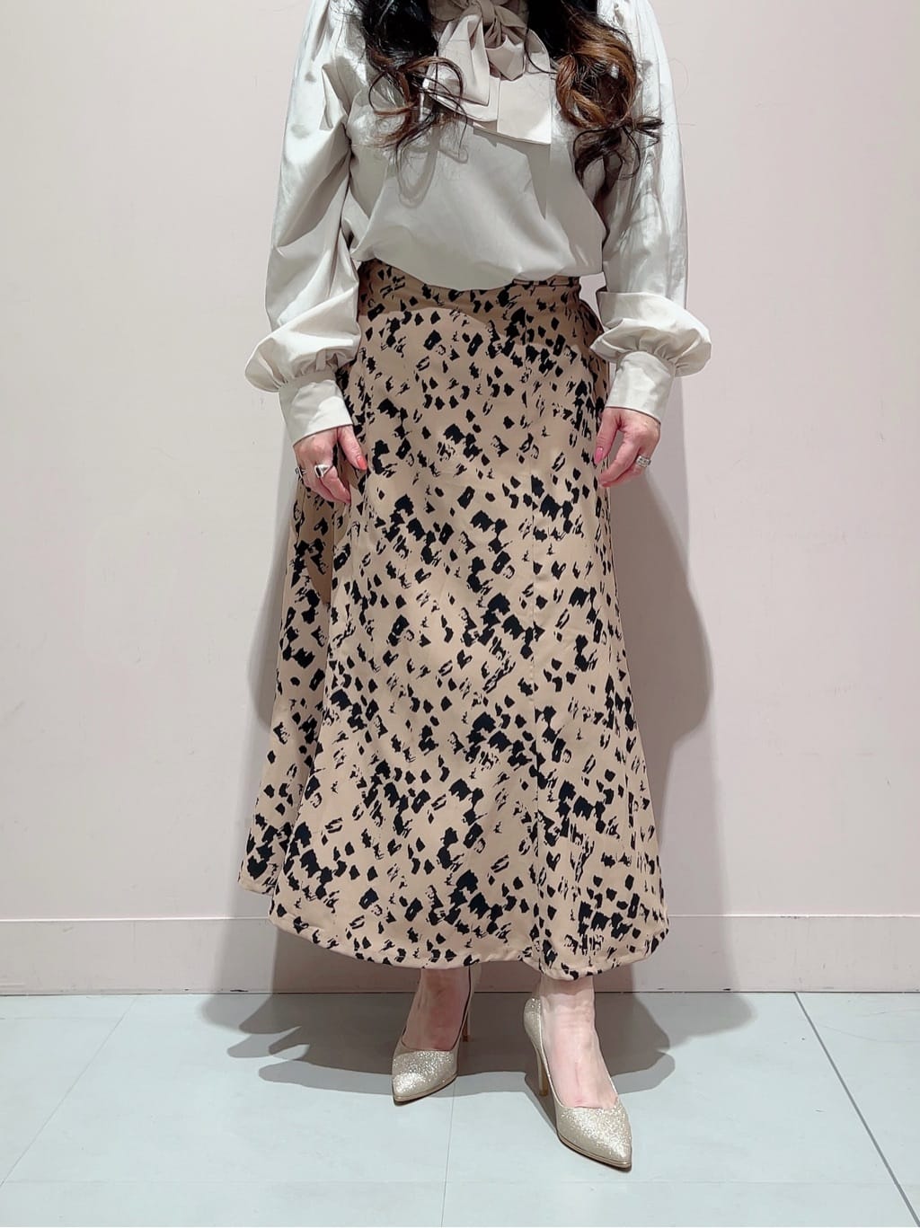 りえさんの「ESPERANZA｜【12時間パンプス】約8.5?／ラメ素材　歩きやすくて疲れにくい」を使ったコーディネート