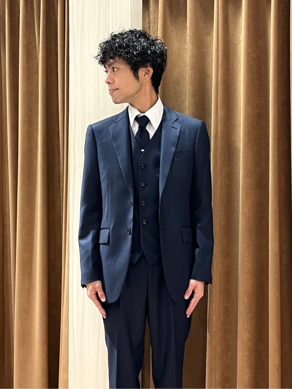 URAさんの「TAKEO KIKUCHI｜【Three by Three】シャイニーシャークピンヘッド スーツ/3ピース対応可」を使ったコーディネート