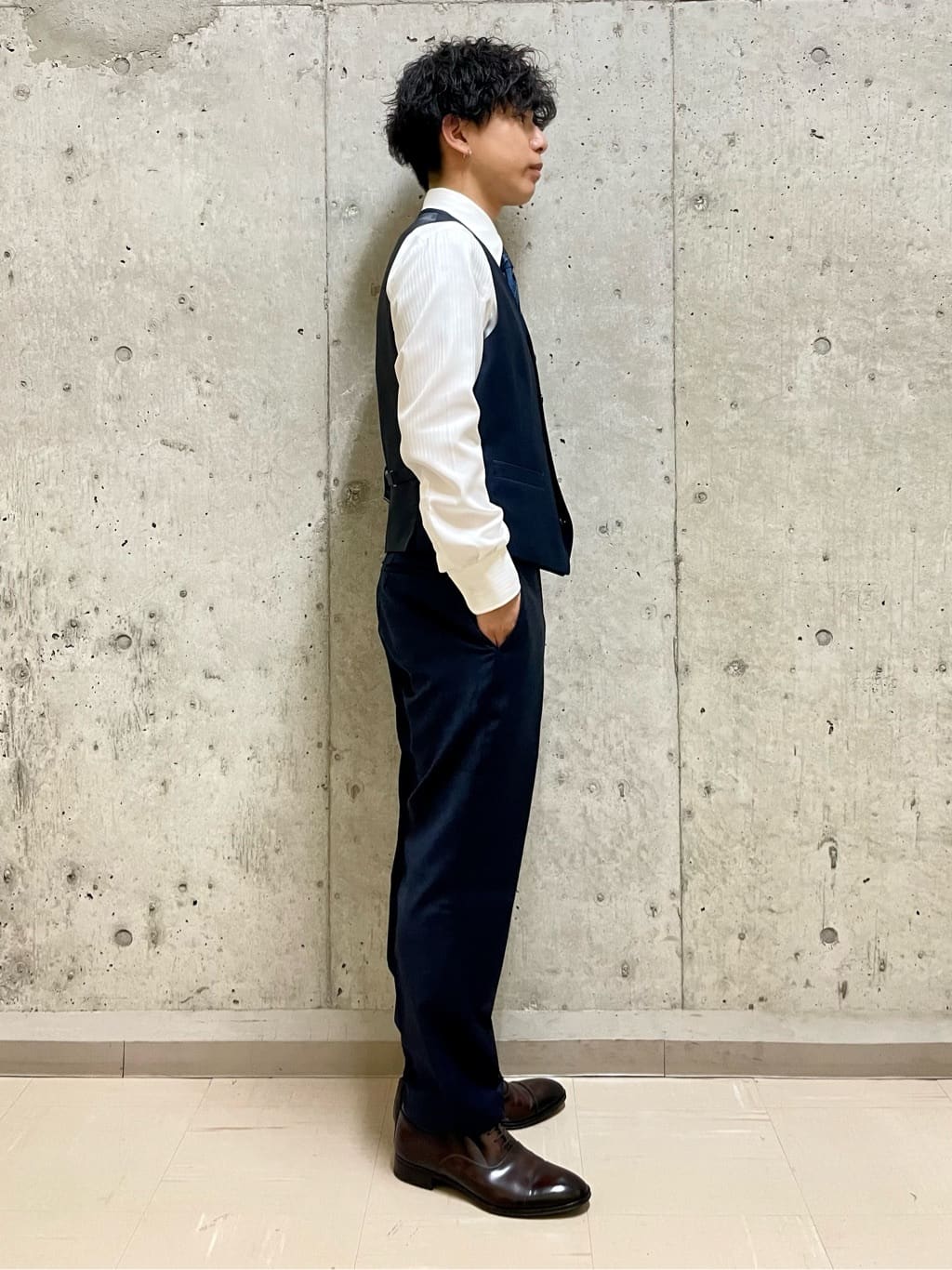 すずきさんの「TAKEO KIKUCHI｜【Three by Three】シャイニーシャークピンヘッド スーツ/3ピース対応可」を使ったコーディネート