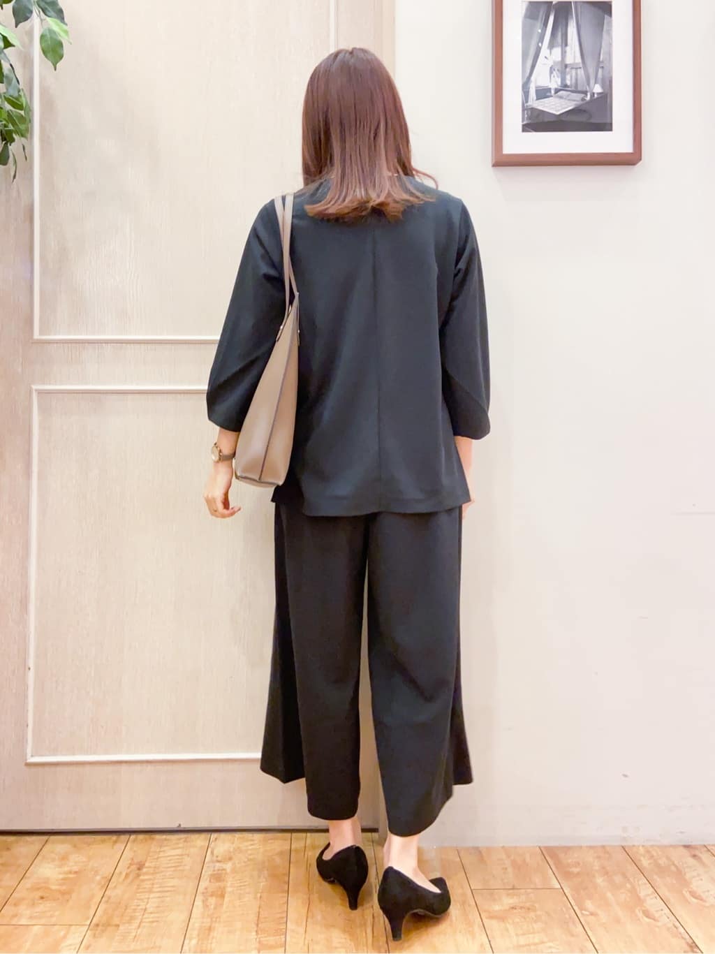 なみさんの「SHOO･LA･RUE｜【通勤/デイリー/セットアップ可】マルチに使える カットジョーゼット ワイドパンツ」を使ったコーディネート