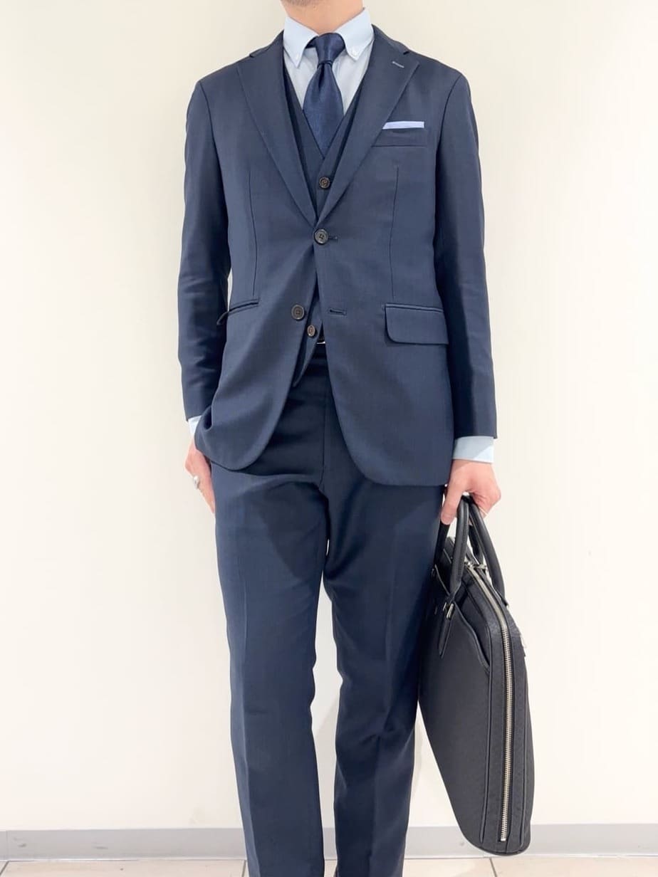 及川さんの「TAKEO KIKUCHI｜【Three by Three】シャイニーシャークピンヘッド スーツ/3ピース対応可」を使ったコーディネート