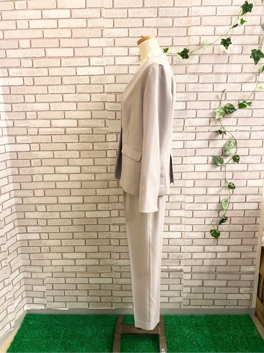 emiさんの「SHOO･LA･RUE｜◆【S-3L/洗える/セレモニー】さらり軽やか スタンドカラー フリルブラウス」を使ったコーディネート