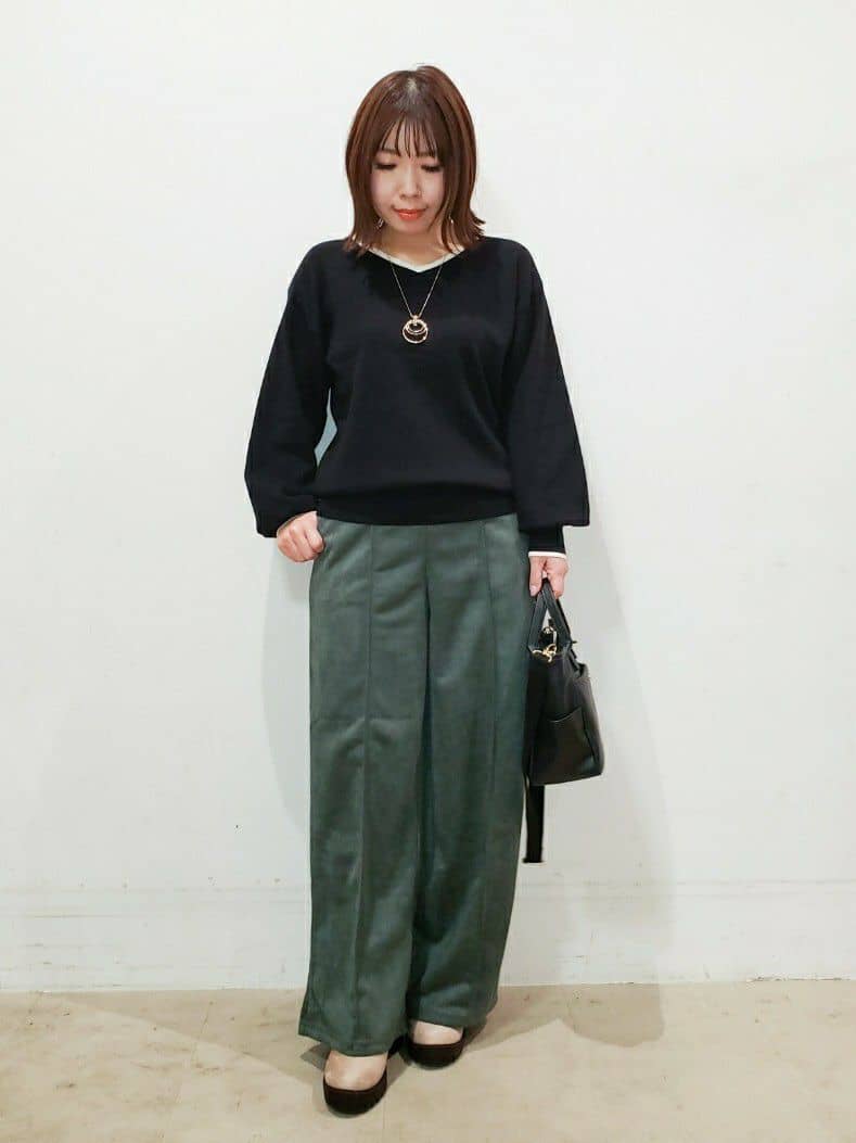 TSUCHIYAさんの「SHOO･LA･RUE｜◆【洗える/高レビュー】きれいめスタイルに 女性らしく好印象 Vネックニット」を使ったコーディネート