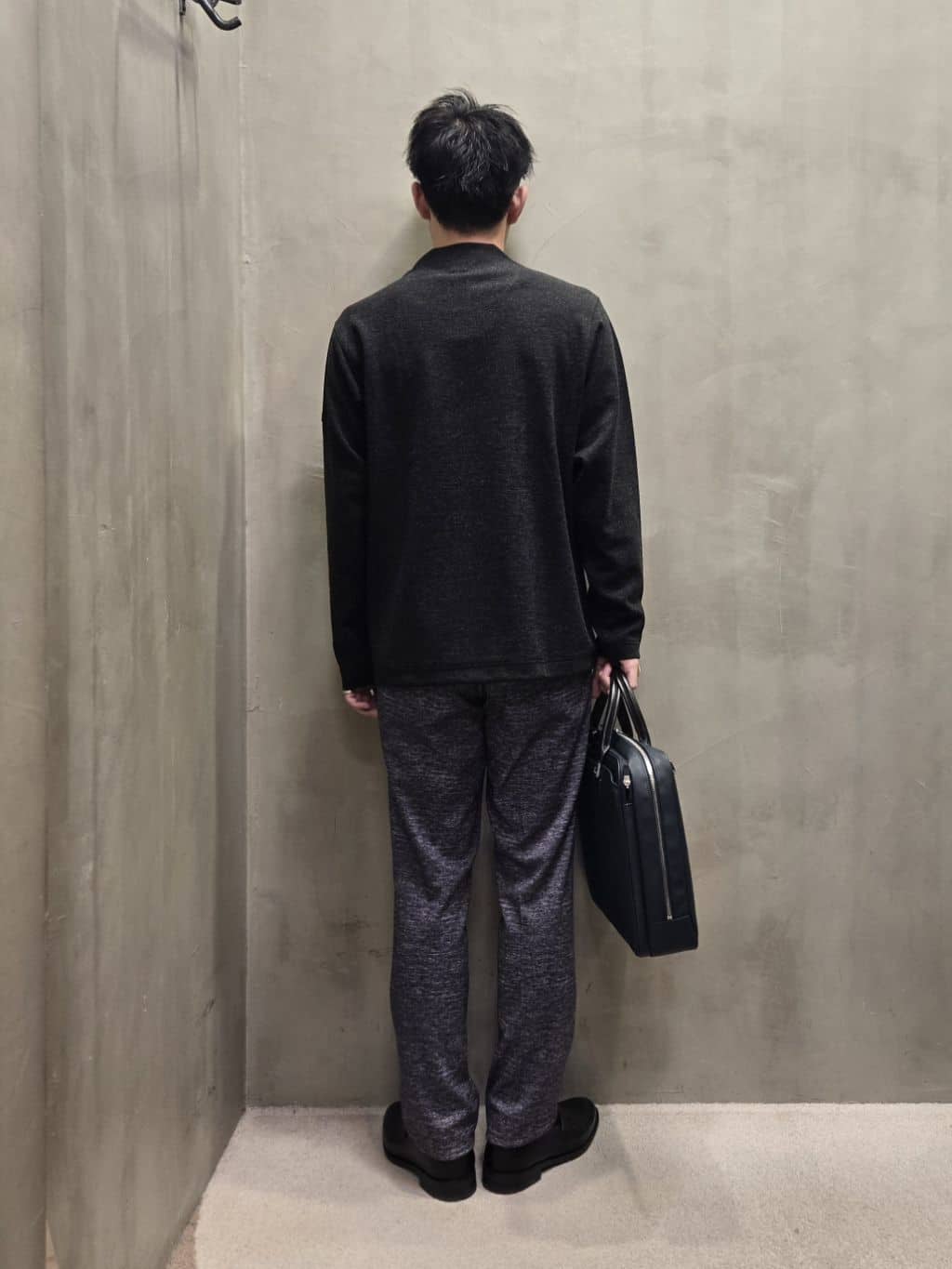 白木駆さんの「TAKEO KIKUCHI｜【ONOFF対応】TRダブルニット ストレッチパンツ」を使ったコーディネート