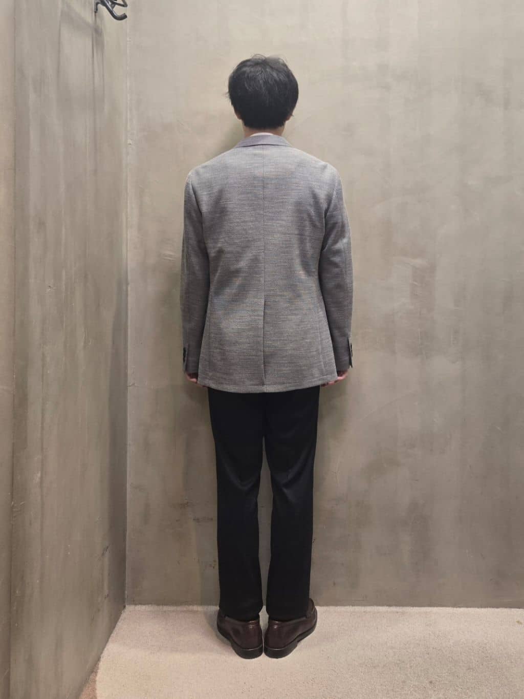 白木駆さんの「TAKEO KIKUCHI｜【ONOFF対応】TRダブルニット ストレッチパンツ」を使ったコーディネート
