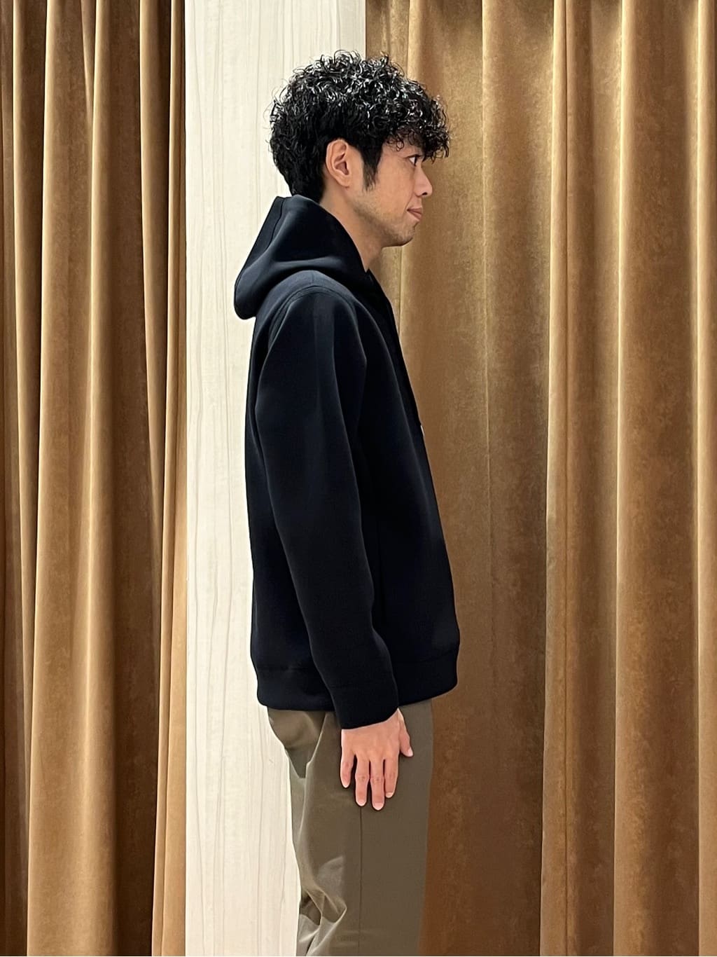 URAさんの「TAKEO KIKUCHI｜【オフィスカジュアル対応】ドレス チノパンツ」を使ったコーディネート