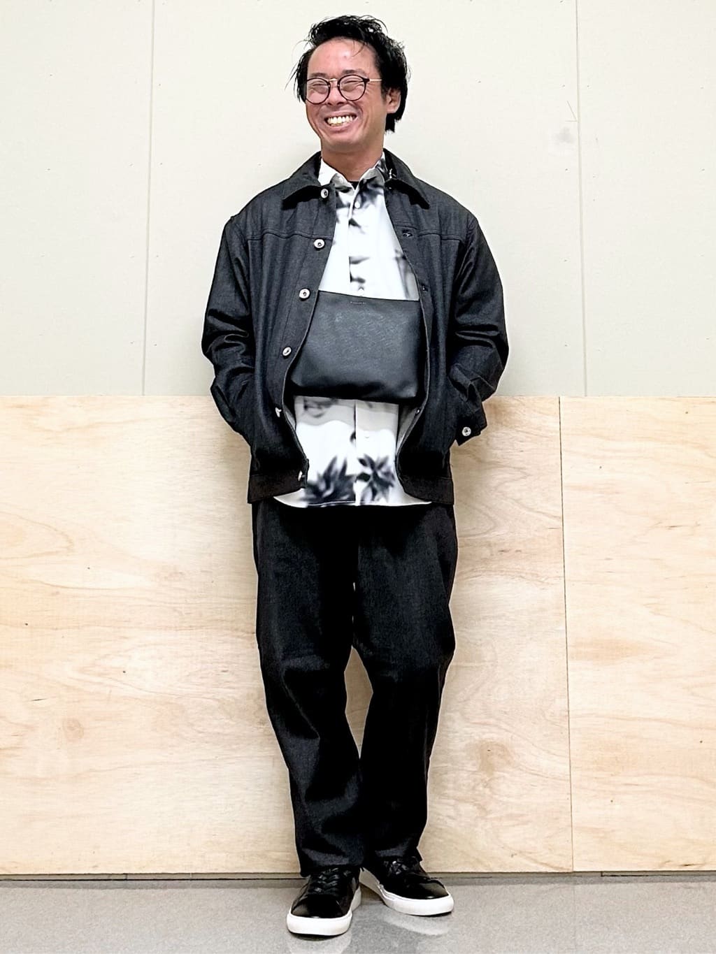 KENJI Iさんの「THE SHOP TK｜サフィアーノミニサコッシュ」を使ったコーディネート