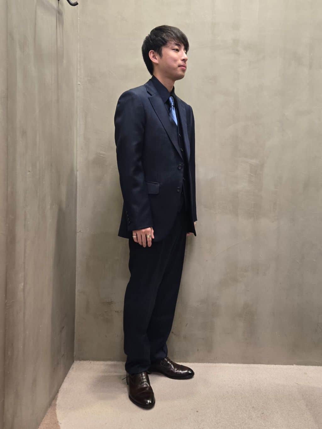 白木駆さんの「TAKEO KIKUCHI｜【Three by Three】シャイニーシャークピンヘッド スーツ/3ピース対応可」を使ったコーディネート