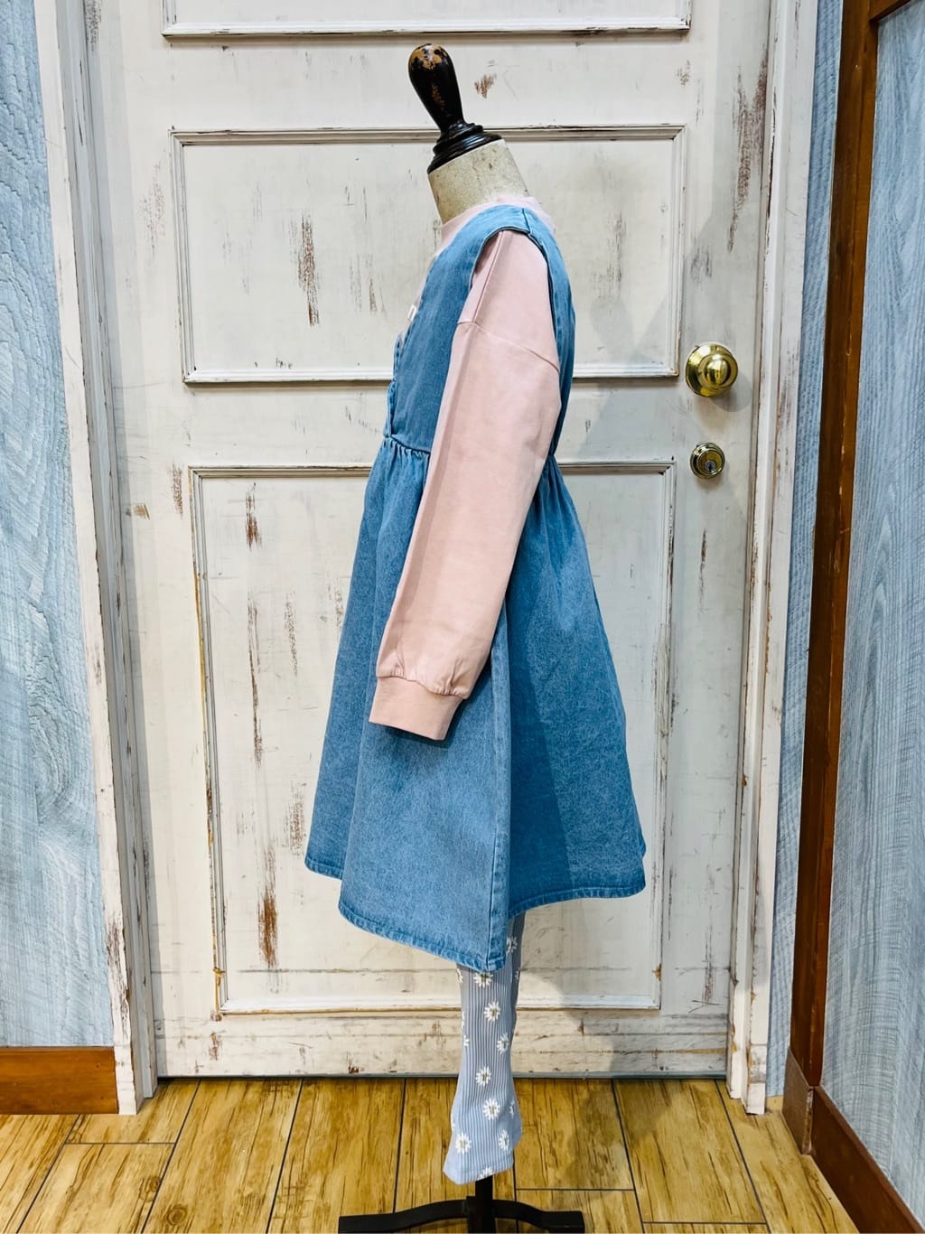 もすさんの「SHOO･LA･RUE｜◆【洗える/100-150cm】スカラップ使いがキュートな デニムジャンドレ」を使ったコーディネート