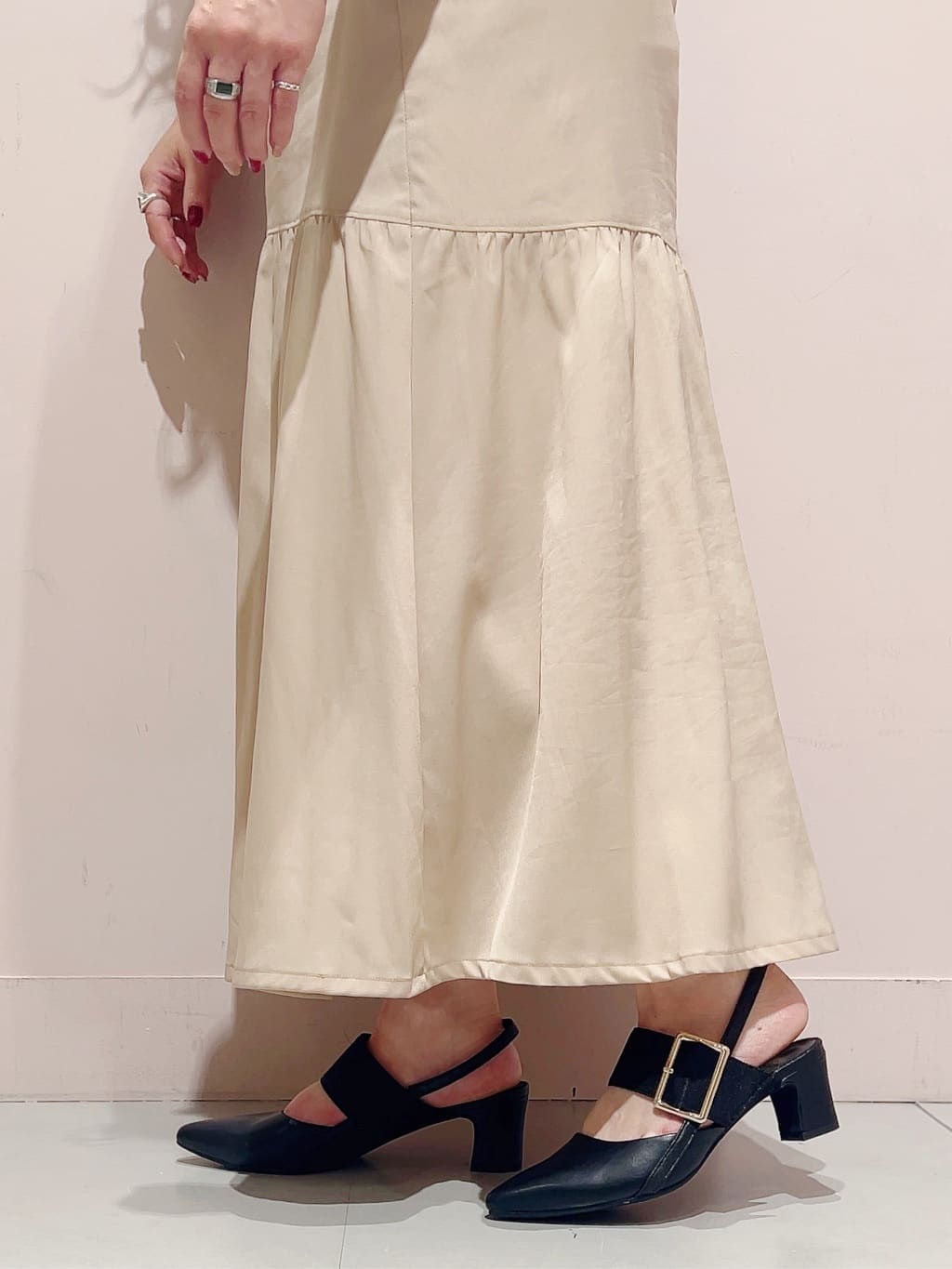 りえさんの「ESPERANZA｜バックルベルトバックストラップパンプス」を使ったコーディネート