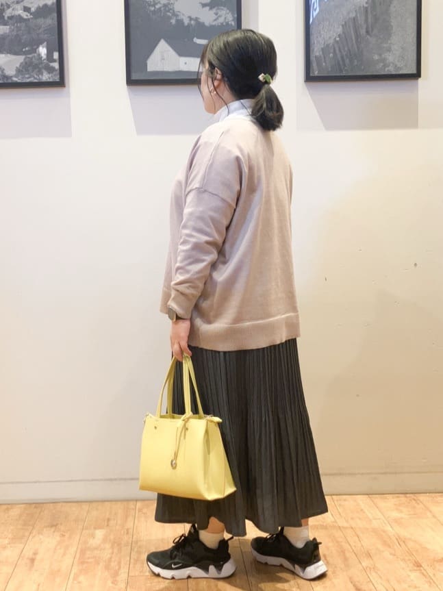 wakaaさんの「SHOO･LA･RUE｜◆【洗える】レイヤードコーデも楽しめる もちもちVネックニット」を使ったコーディネート
