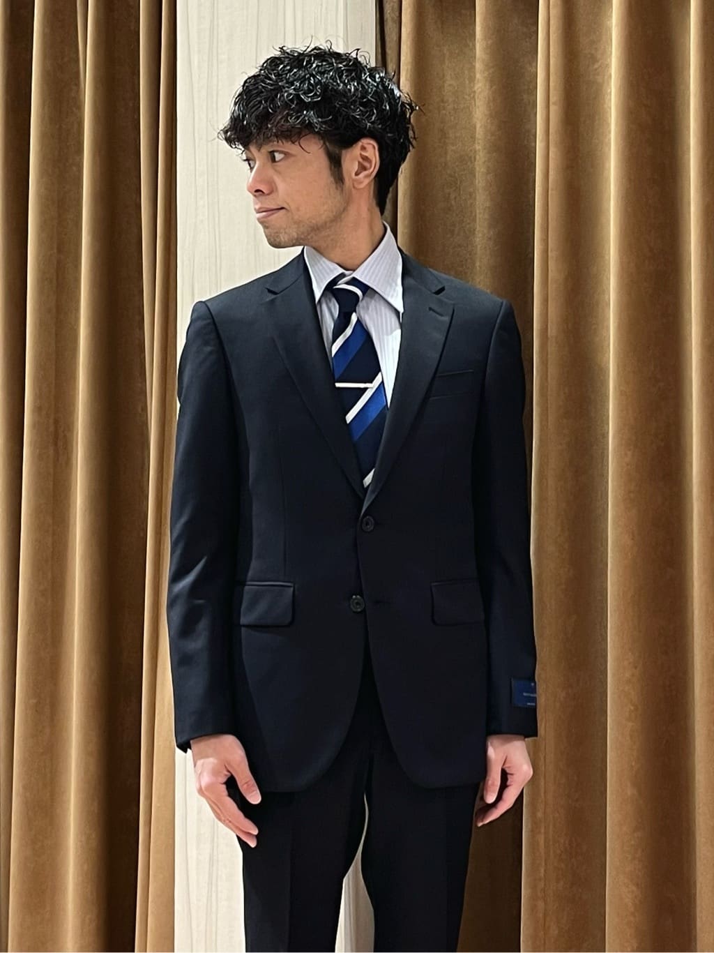 URAさんの「TAKEO KIKUCHI｜【冠婚葬祭】無地 サージスーツ/3ピース対応可」を使ったコーディネート