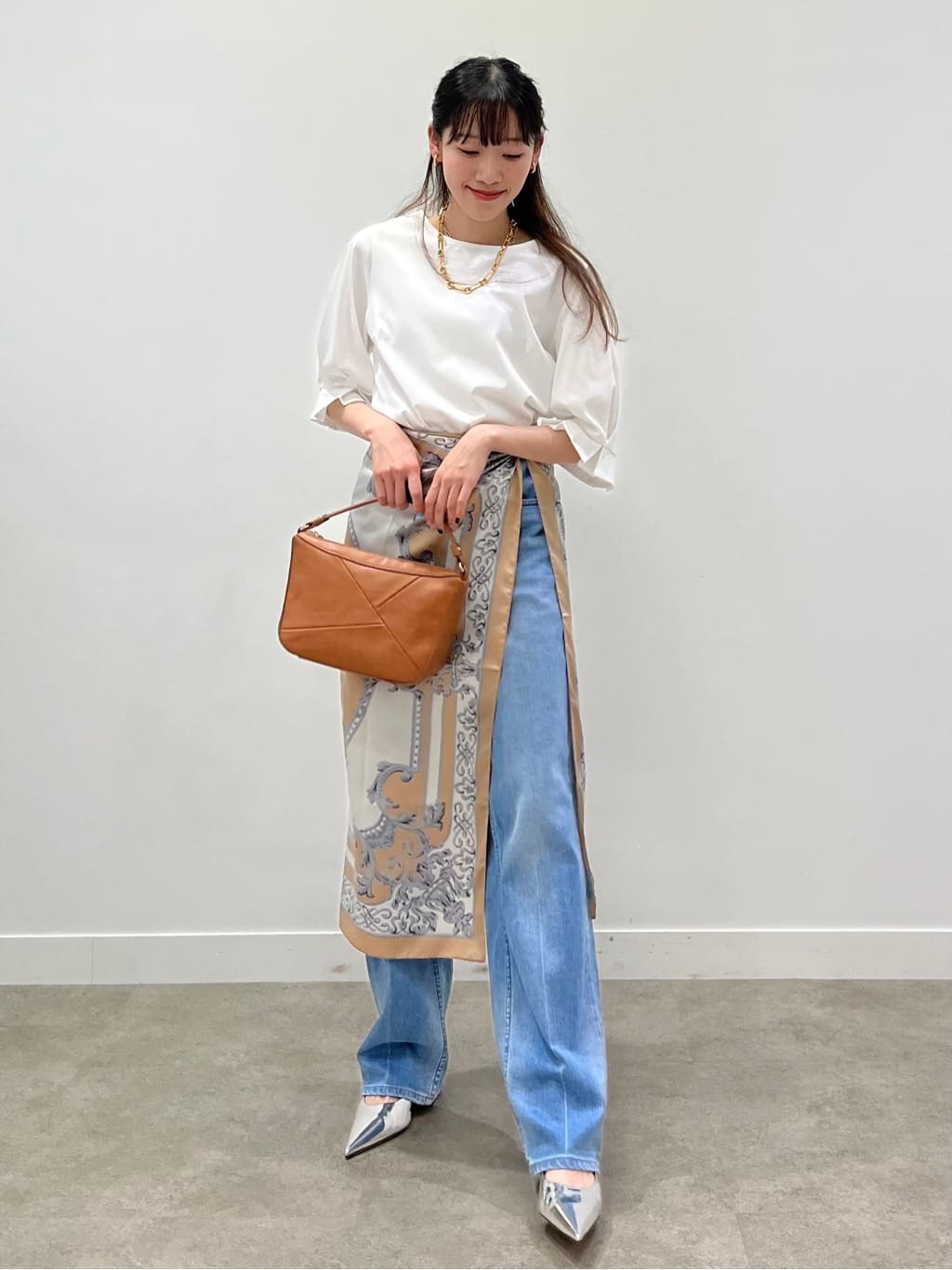 kaaiさんの「UNTITLED｜【手洗い／88cm正方形】エンブレムプリントスカーフ」を使ったコーディネート