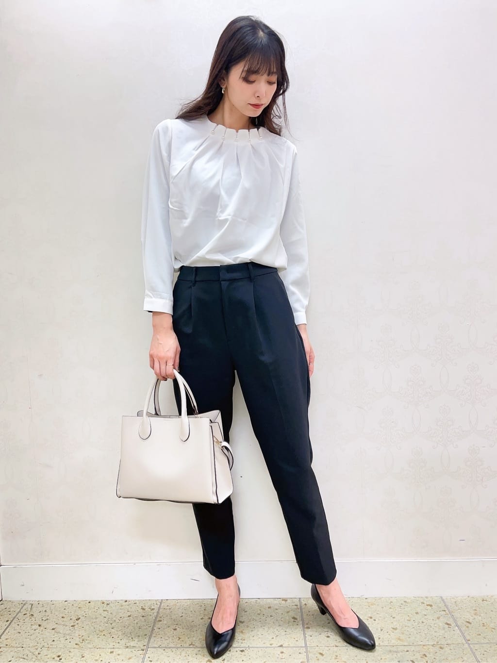 sakiさんの「grove｜【ふわっと心地よい足入れ】やわここち(R)Vカットパンプス」を使ったコーディネート
