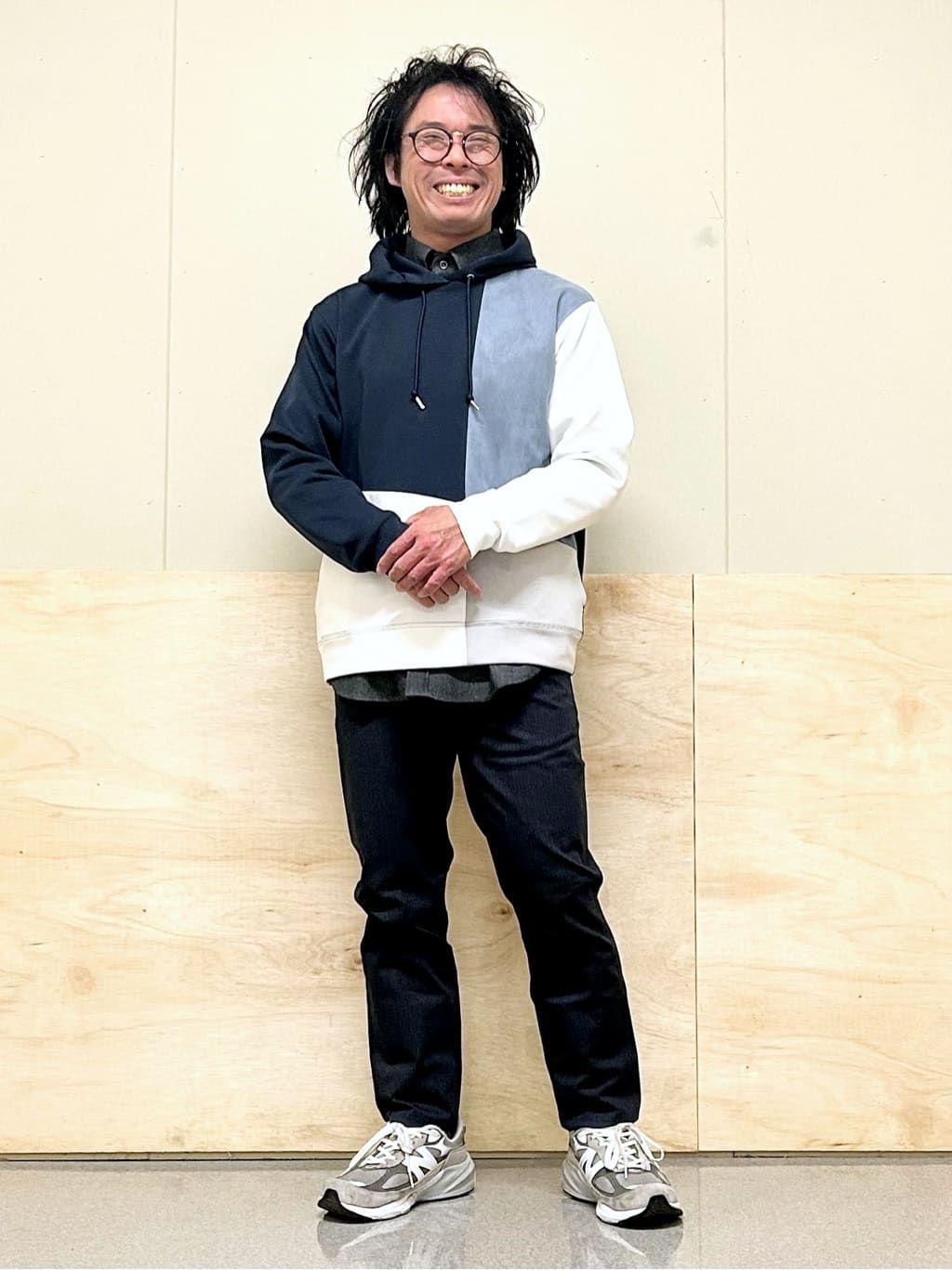KENJI Iさんの「THE SHOP TK｜【オールシーズン穿ける！】7DAYSストレッチへリンボンパンツ　ON&hArr;OFF兼用」を使ったコーディネート