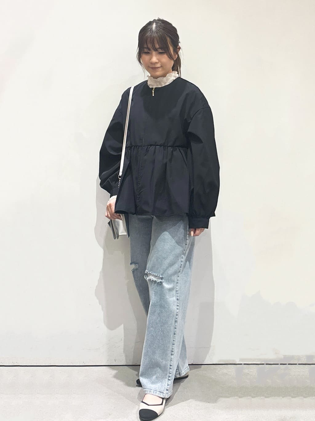 まみさんの「OPAQUE.CLIP｜◆撥水ノーカラーペプラムブルゾン【洗濯機洗い可／花粉対応】」を使ったコーディネート