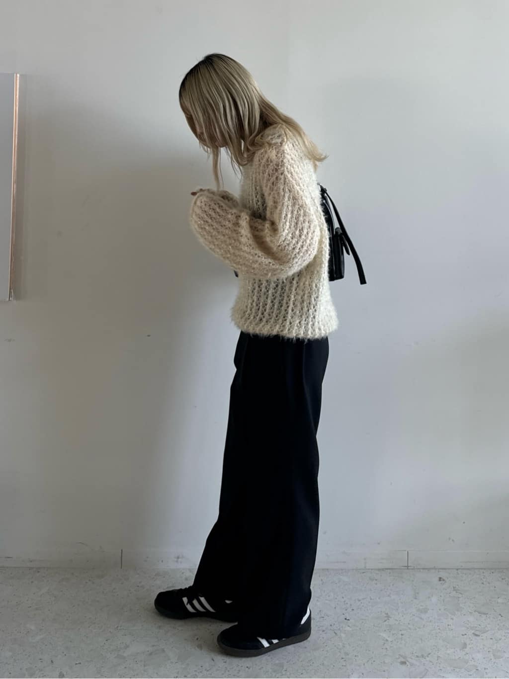 omaさんの「THE SHOP TK｜◆【毛玉になりにくい】ラメメッシュニット/洗える」を使ったコーディネート