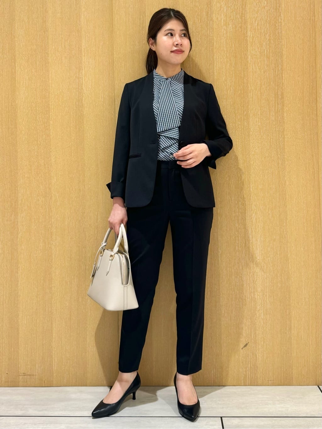 nanaさんの「UNTITLED｜【洗える通勤スーツ】レジェールギャバ　ストレッチカラーレスジャケット」を使ったコーディネート